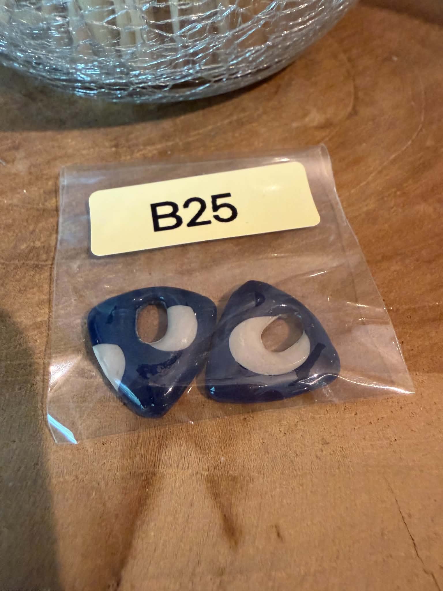 B25