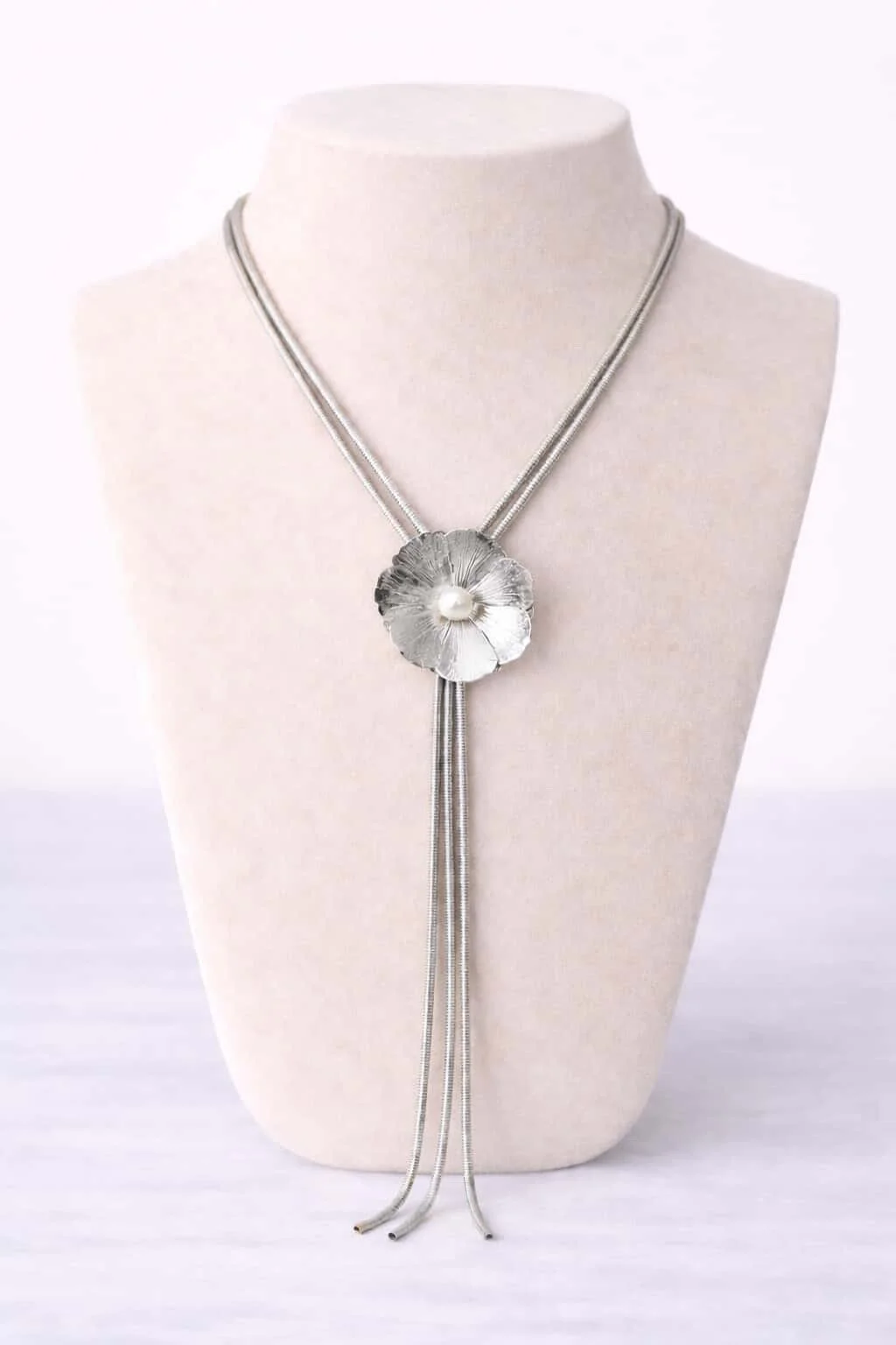 collier sautoir fleur argenté
