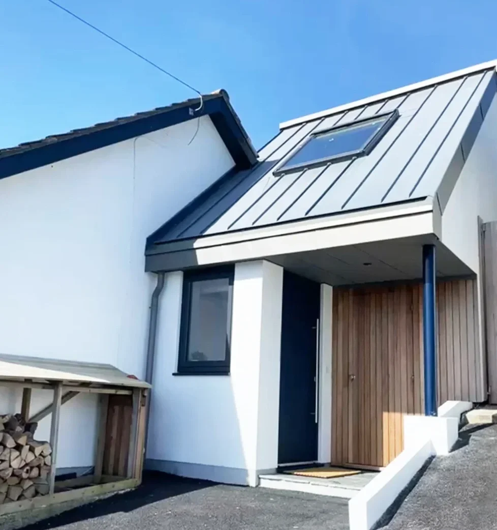 studiohab_perranporth_droskynway_drivewayfront%2Bdoor.webp