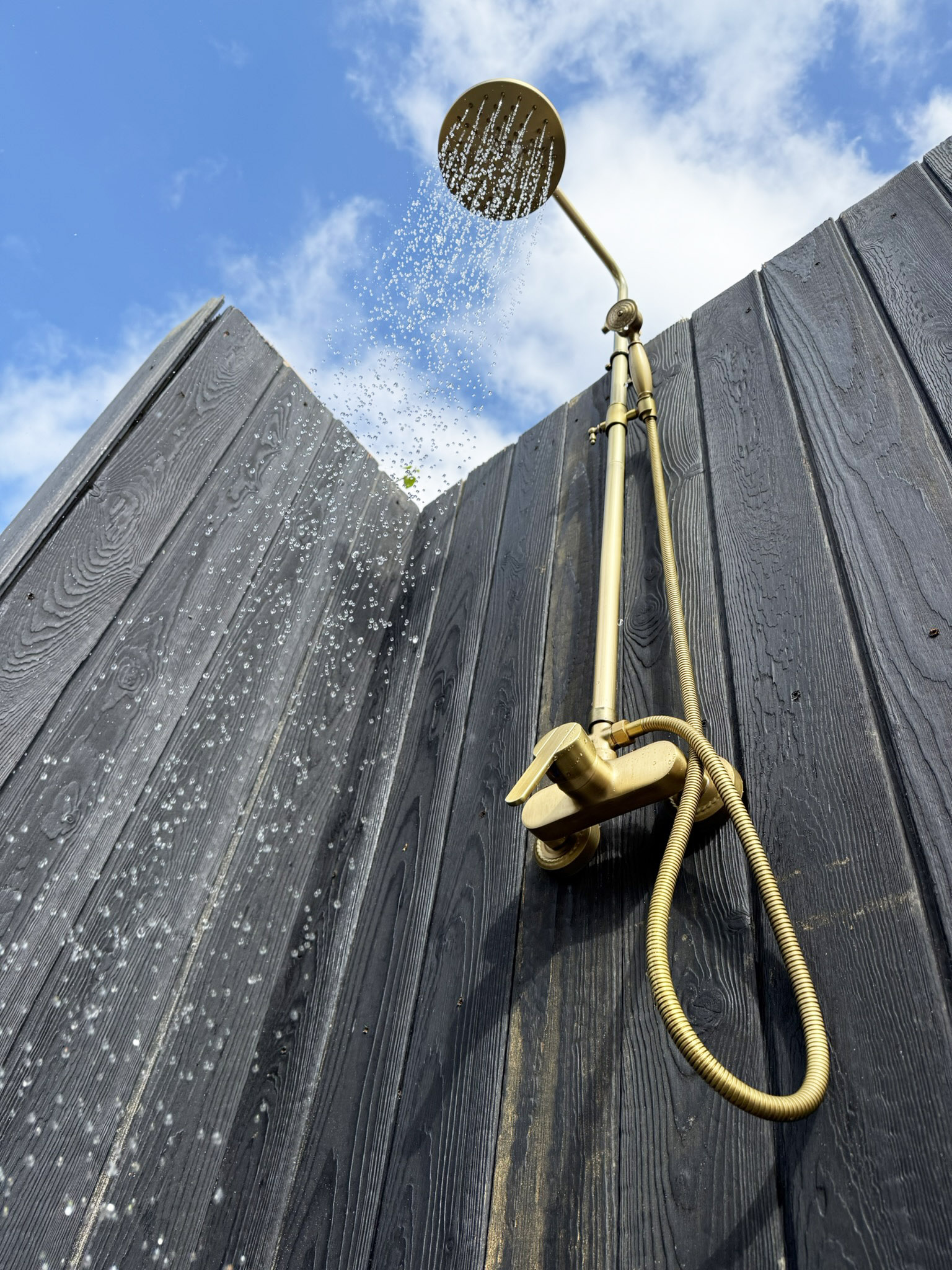 studio-hab-crantock-stcarantocway-outdoorshower.webp