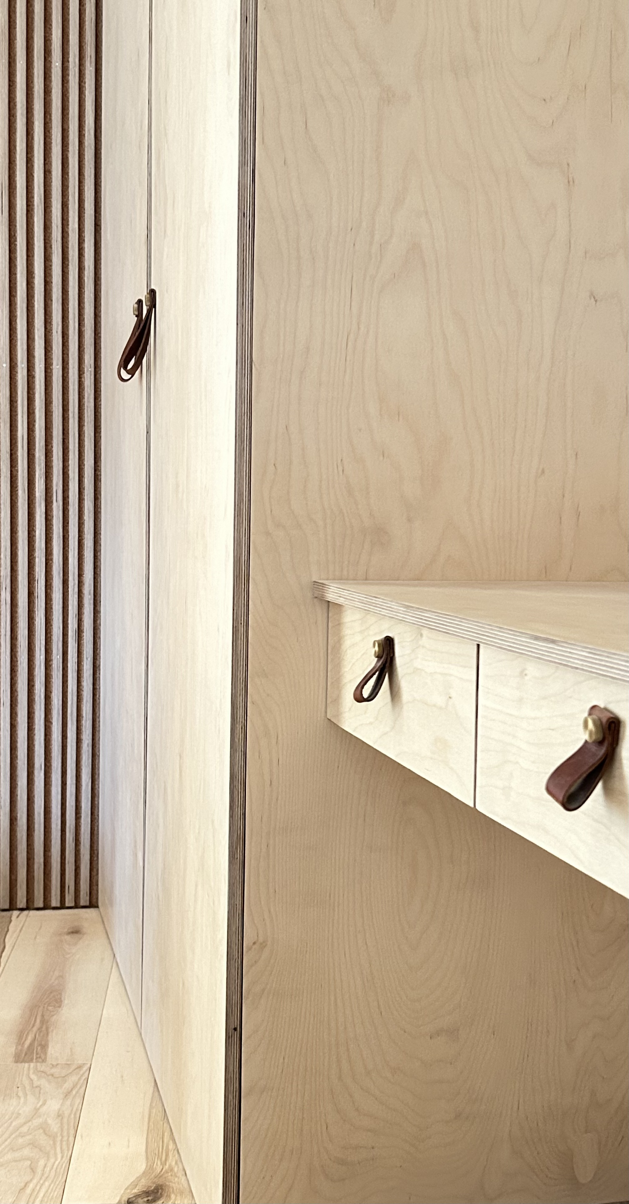 studio-hab-newquay-fistral-thepebble-bedroom-wardrobedetail.webp