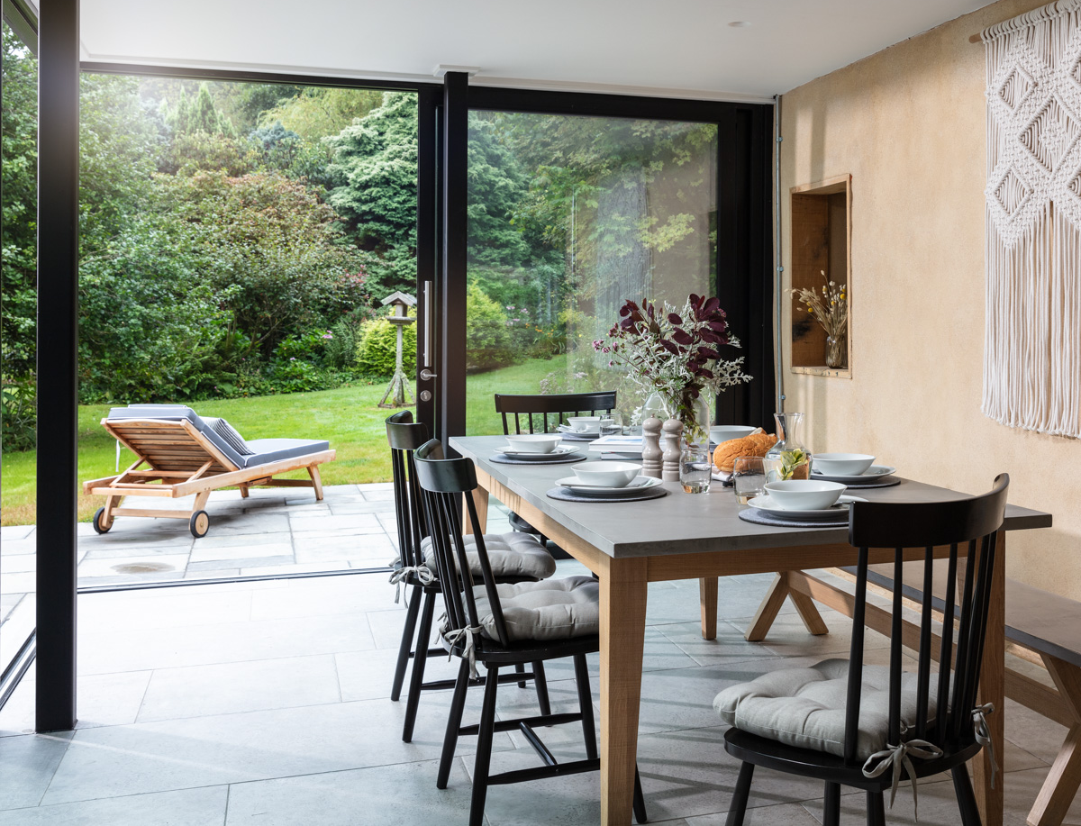 studio-hab-perrancoombe-wrencottage-dininglookingout.webp