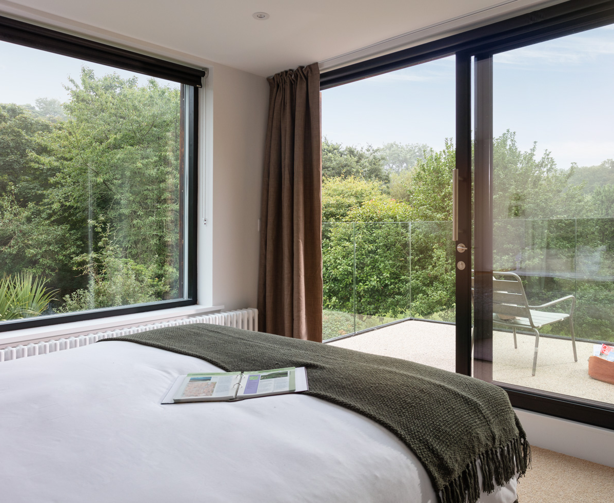 studio-hab-perrancoombe-wrencottage-masterbeddetail.webp