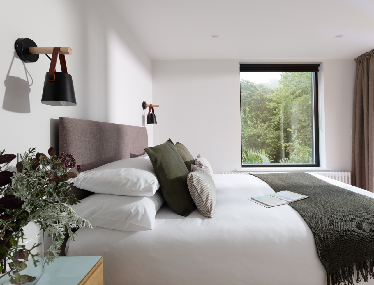 studio-hab-perrancoombe-wrencottage-masterbedroom.webp