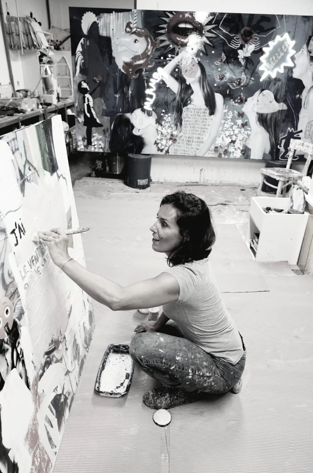 Johanne Cinier peignant une œuvre dans son atelier à Sète.