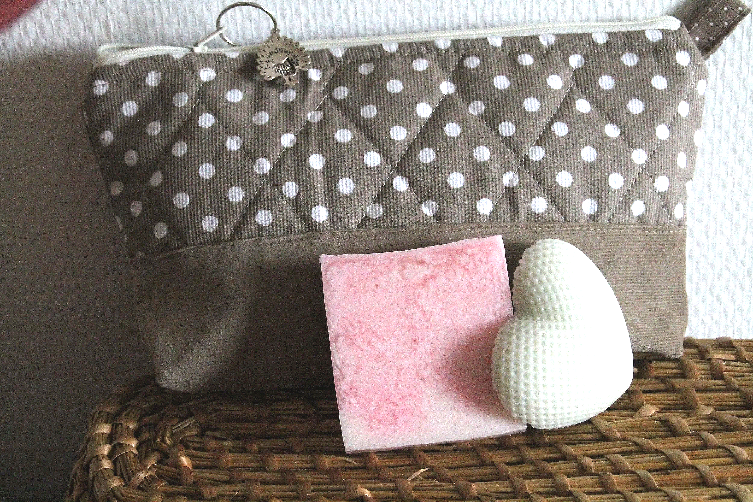 trousse toilette bicolore et ses deux savons au beurre de karité