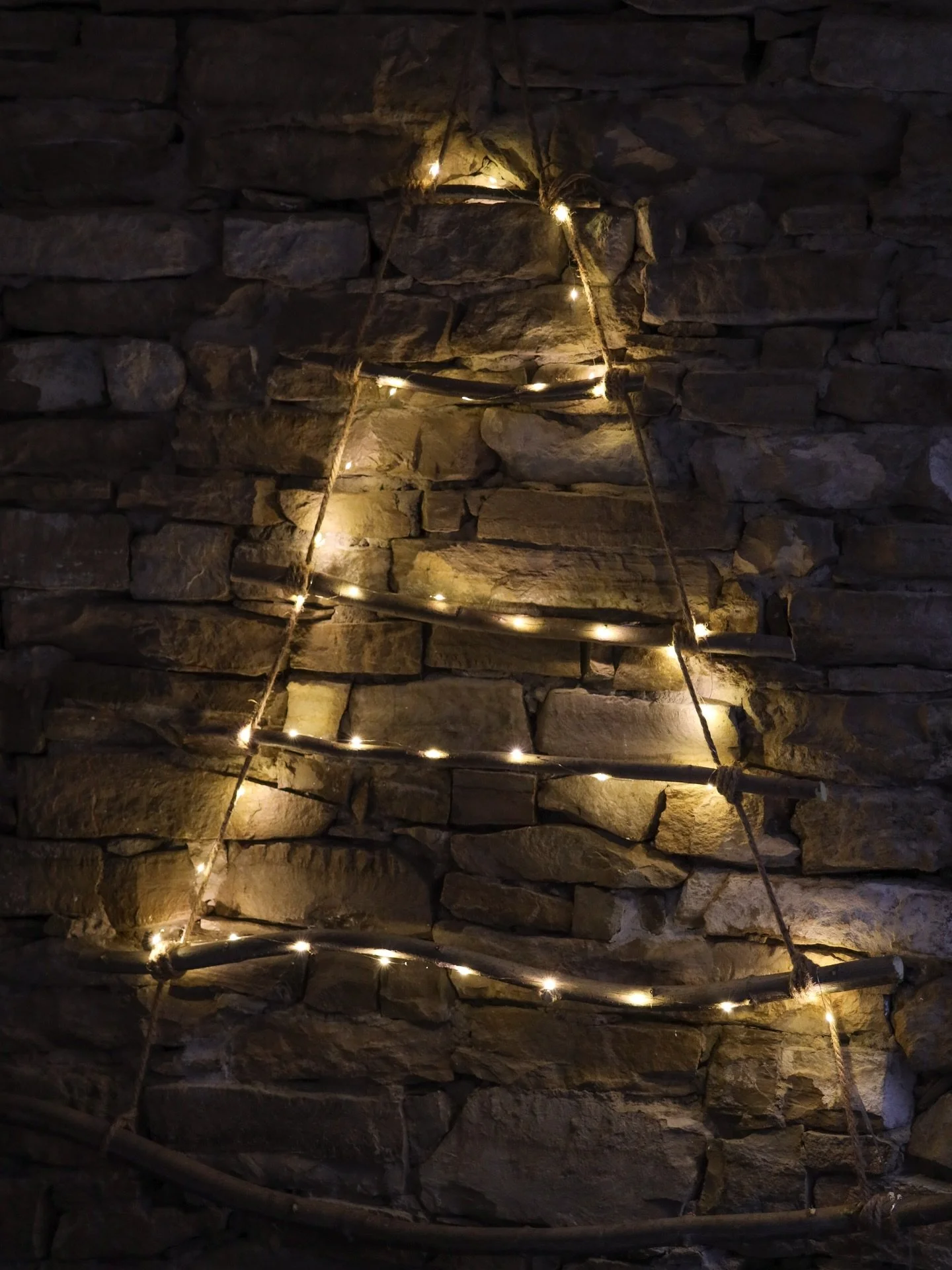 Des de Cal Teca us desitgem molt bones festes, plenes de pau i moments per compartir amb els vostres. 🎁

Que el nou any us regali molts moments rurals amb la vostra gent. 🌿✨