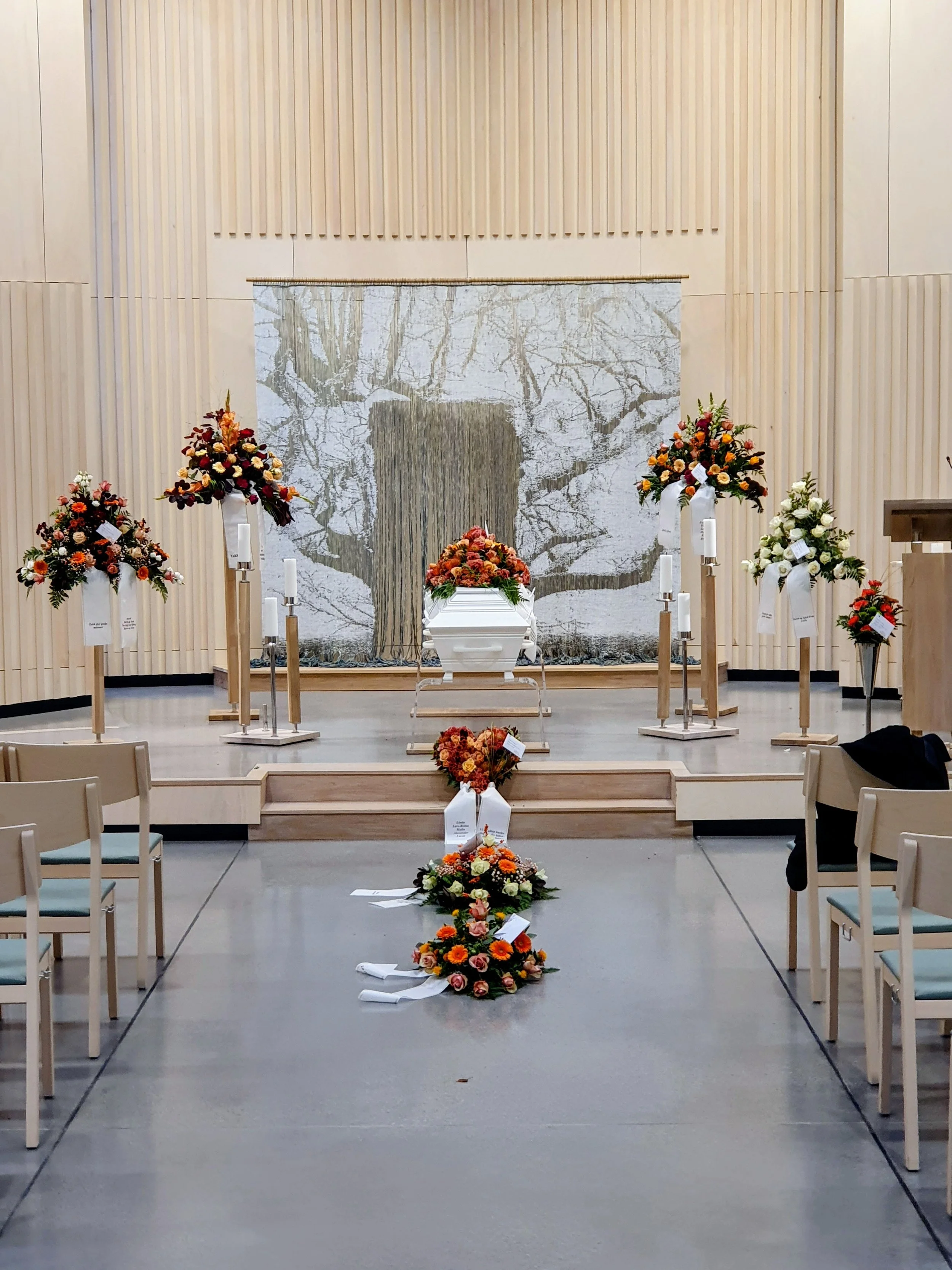interiør av en seremoniell plass med blomsterdekorasjoner og en urne