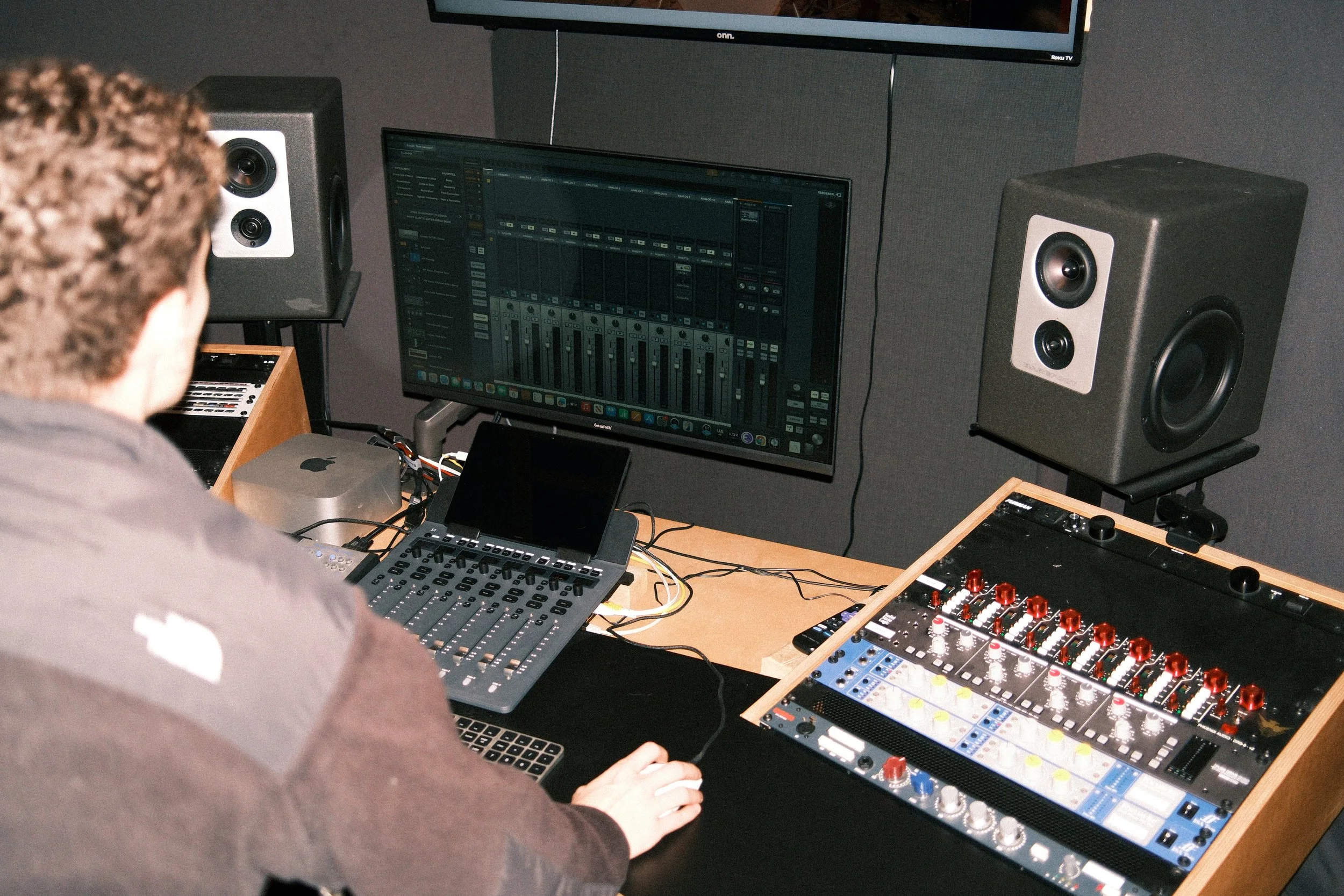 Studio principal avec l'équipement et les ordinateurs ainsi que le directeur du Studio Agora Théo Bousquet