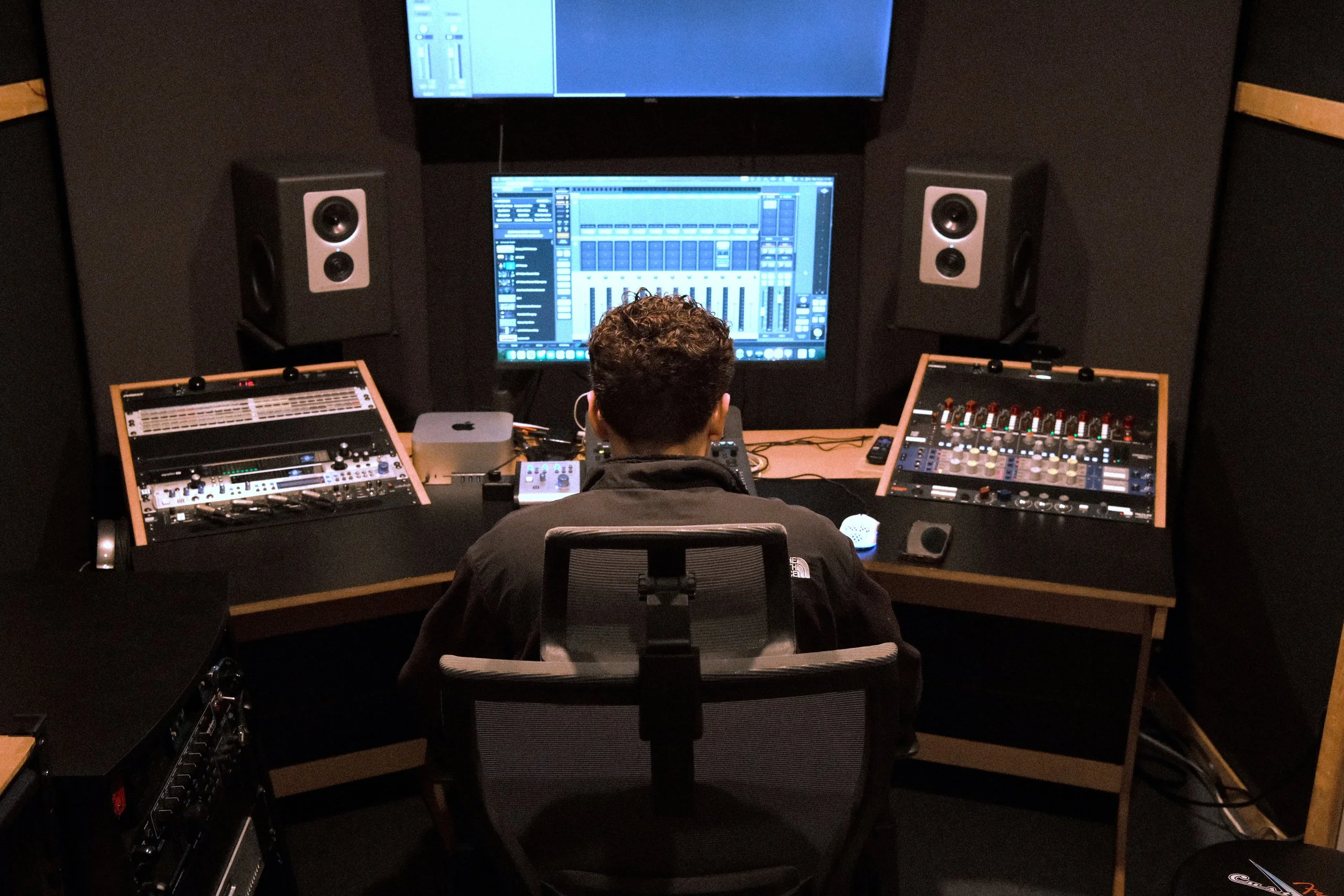 Le directeur du Studio Agora Théo Bousquet assis dans la control room devant l'ordinateur.