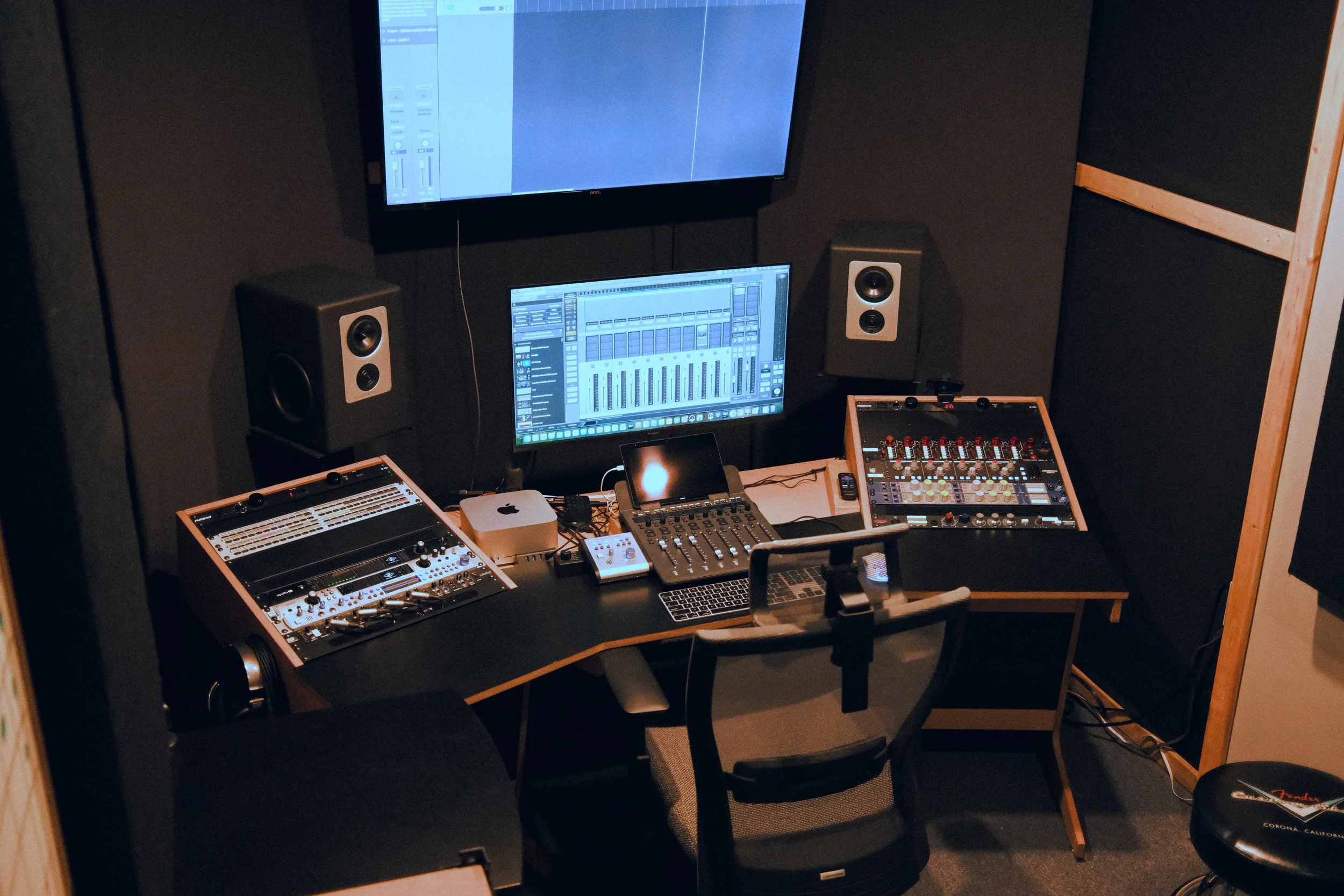 Régie principale du Studio Agora avec les ordinateurs, écrans et équipements techniques.