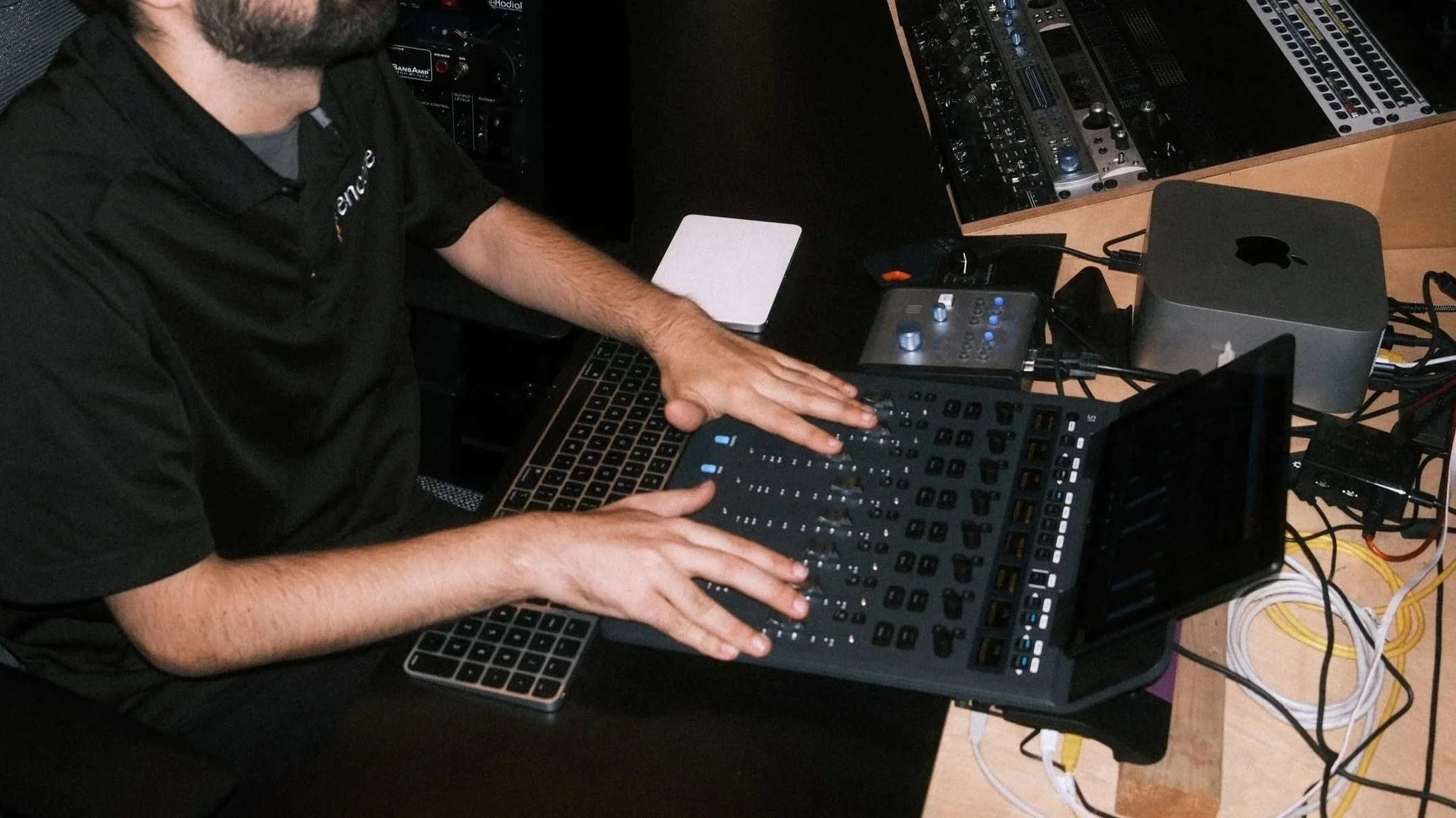 Un ingénieur du son en train de mixer un court-métrage dans la control room du Studio Agora.