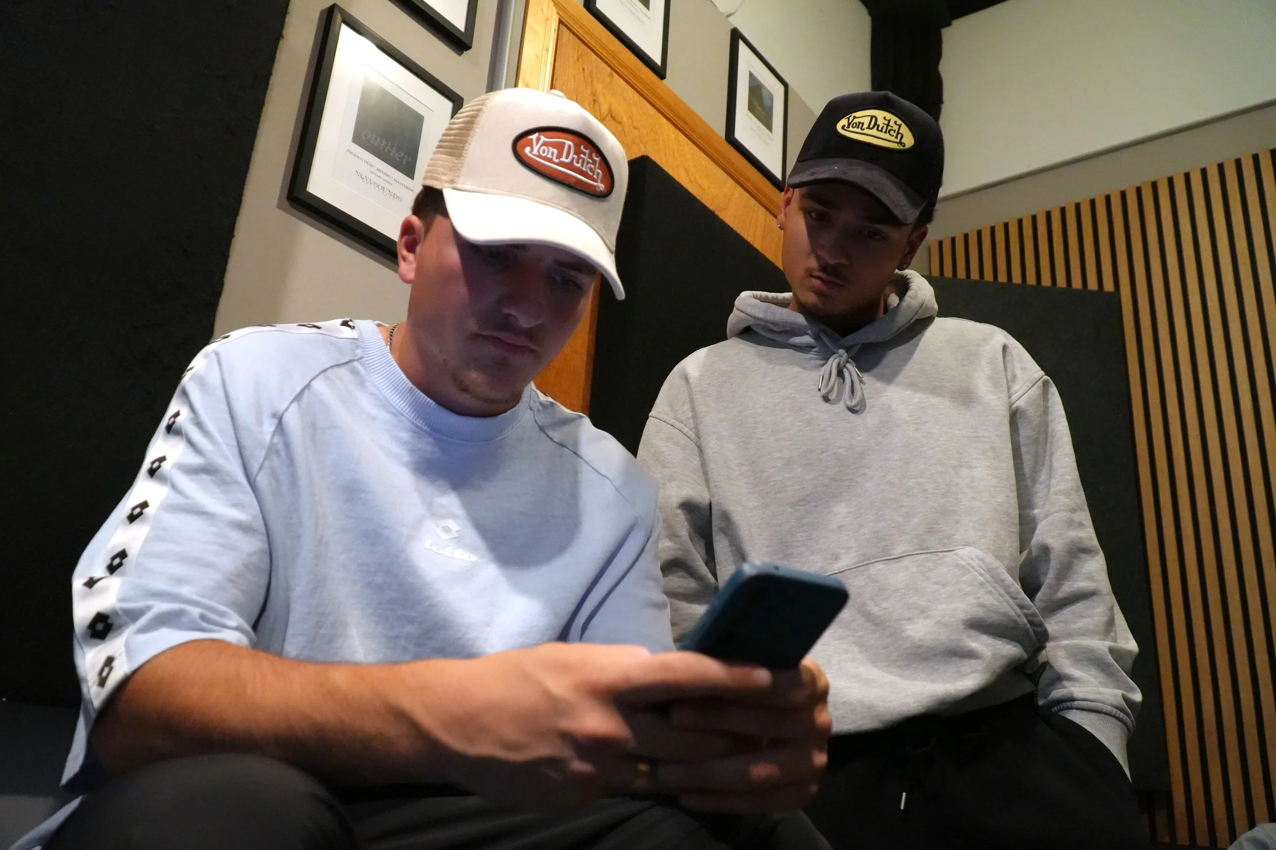 Deux artistes en train de planifier et organiser leur prochaine sortie musicale.