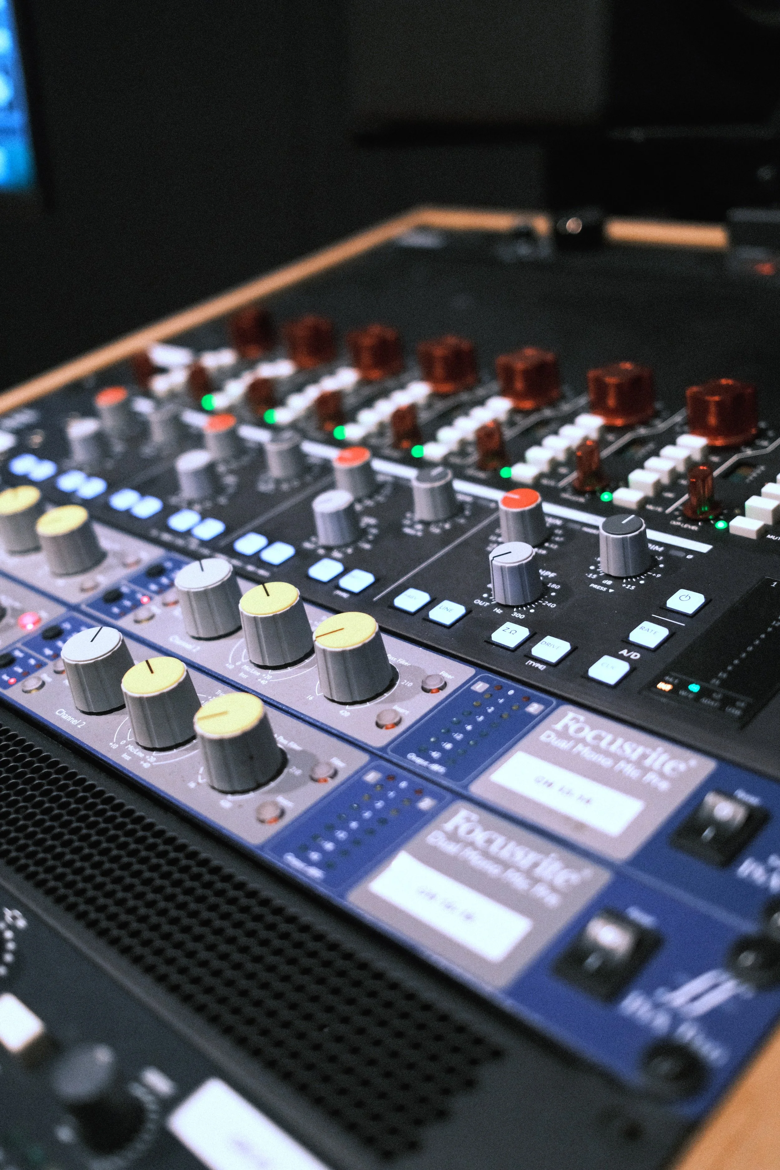 Différents équipements analogues présents dans le Studio Agora comme des compresseurs et EQ.