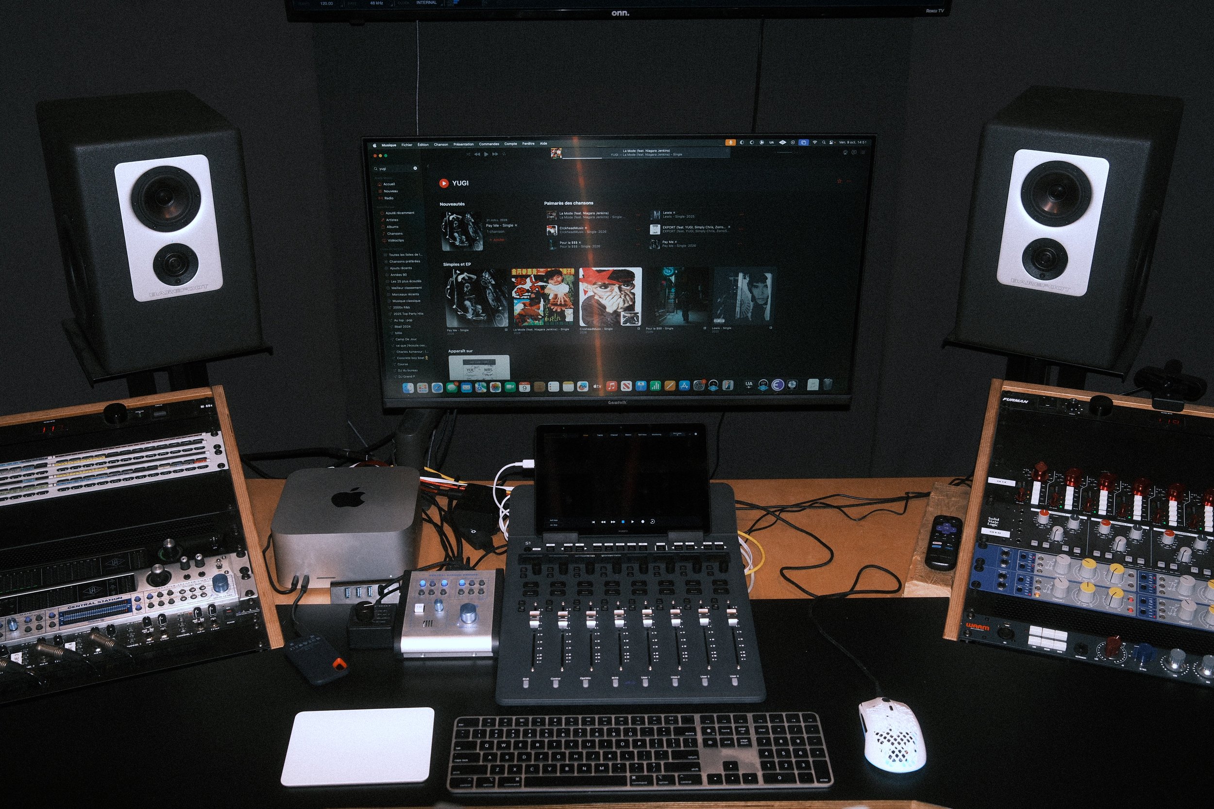 Bureau principal dans la control room avec l'écran et les différents équipements techniques de production.
