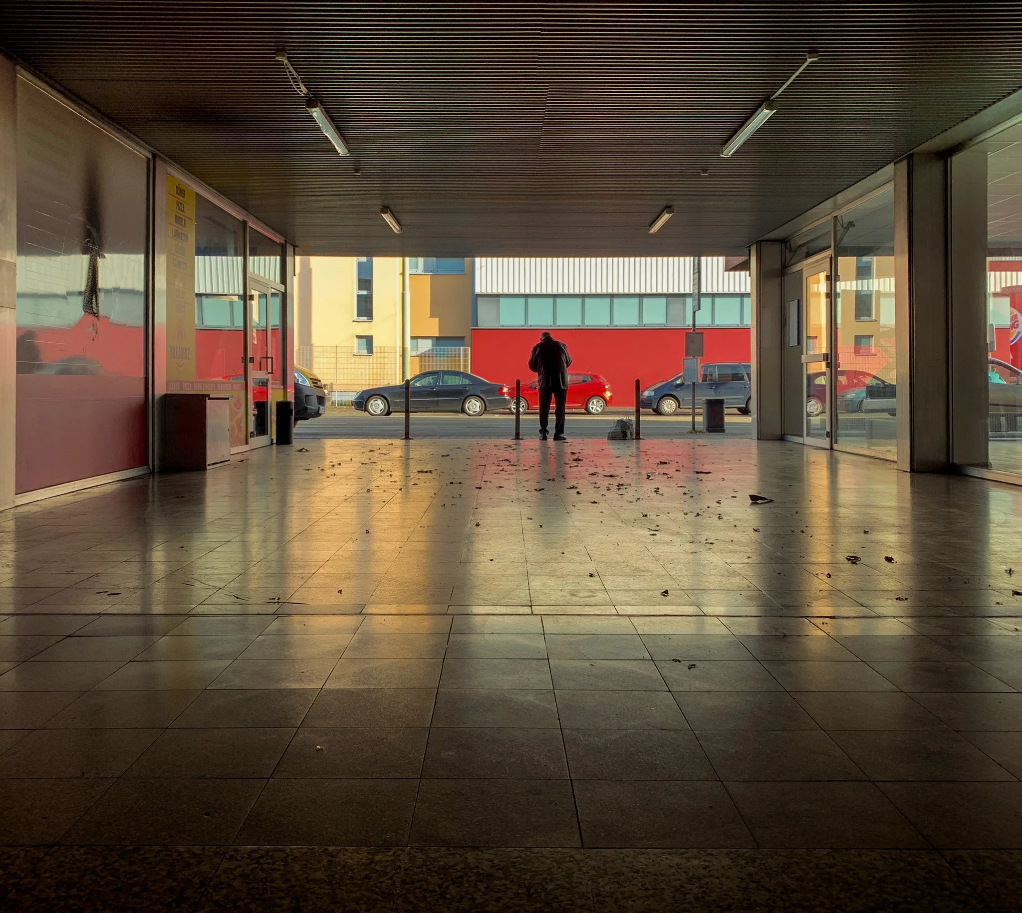 siegen-kaufland-person-alone-ladenpassage-person-abendlicht.jpg