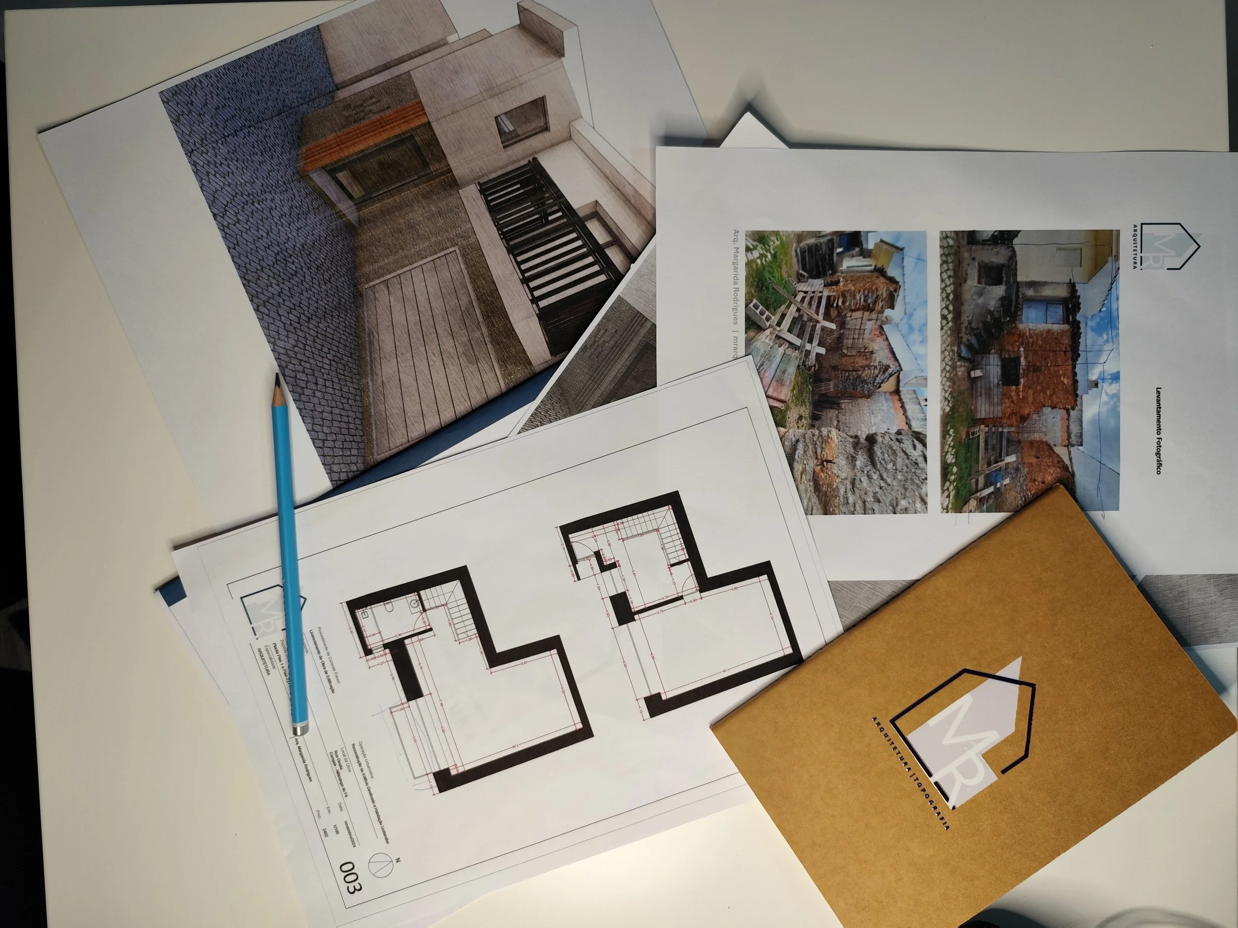 Foto de plantas arquitetônicas, projetos de construção e fotos de obras realizadas com paredes de tijolos e detalhes de estrutura em andamento.