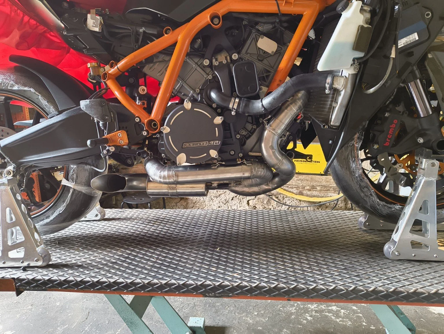 Individuell gefertigter Auspuff an einem KTM Rennmotorrad