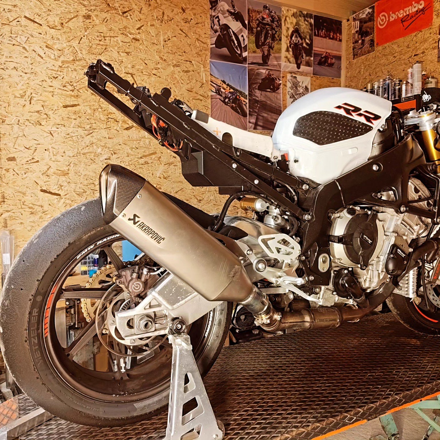BMW S1000RR mit Akrapovič-Auspuffanlage in der Werkstatt