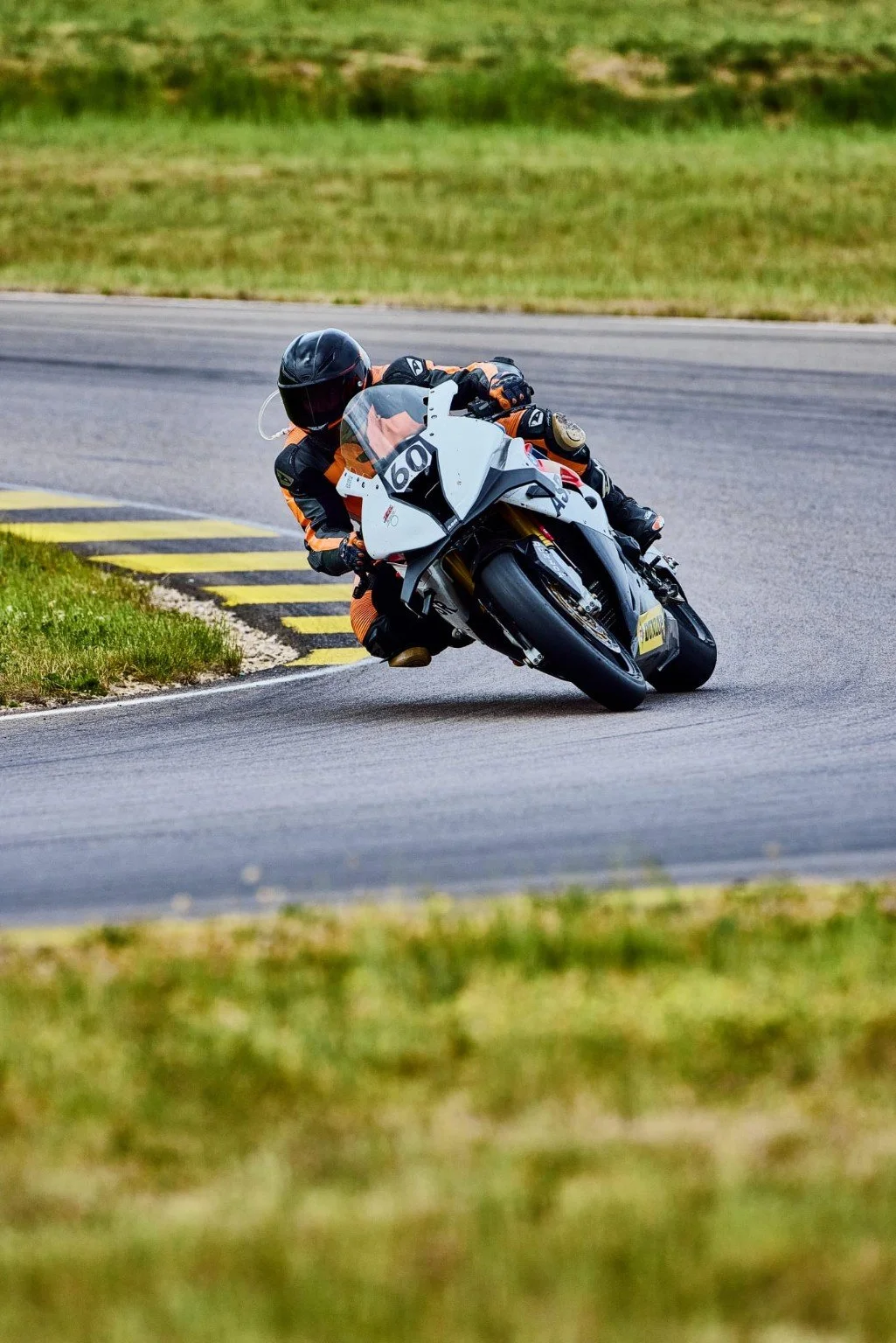 N.Gartmann Rennmotorrad Nummer 60 in Schräglage