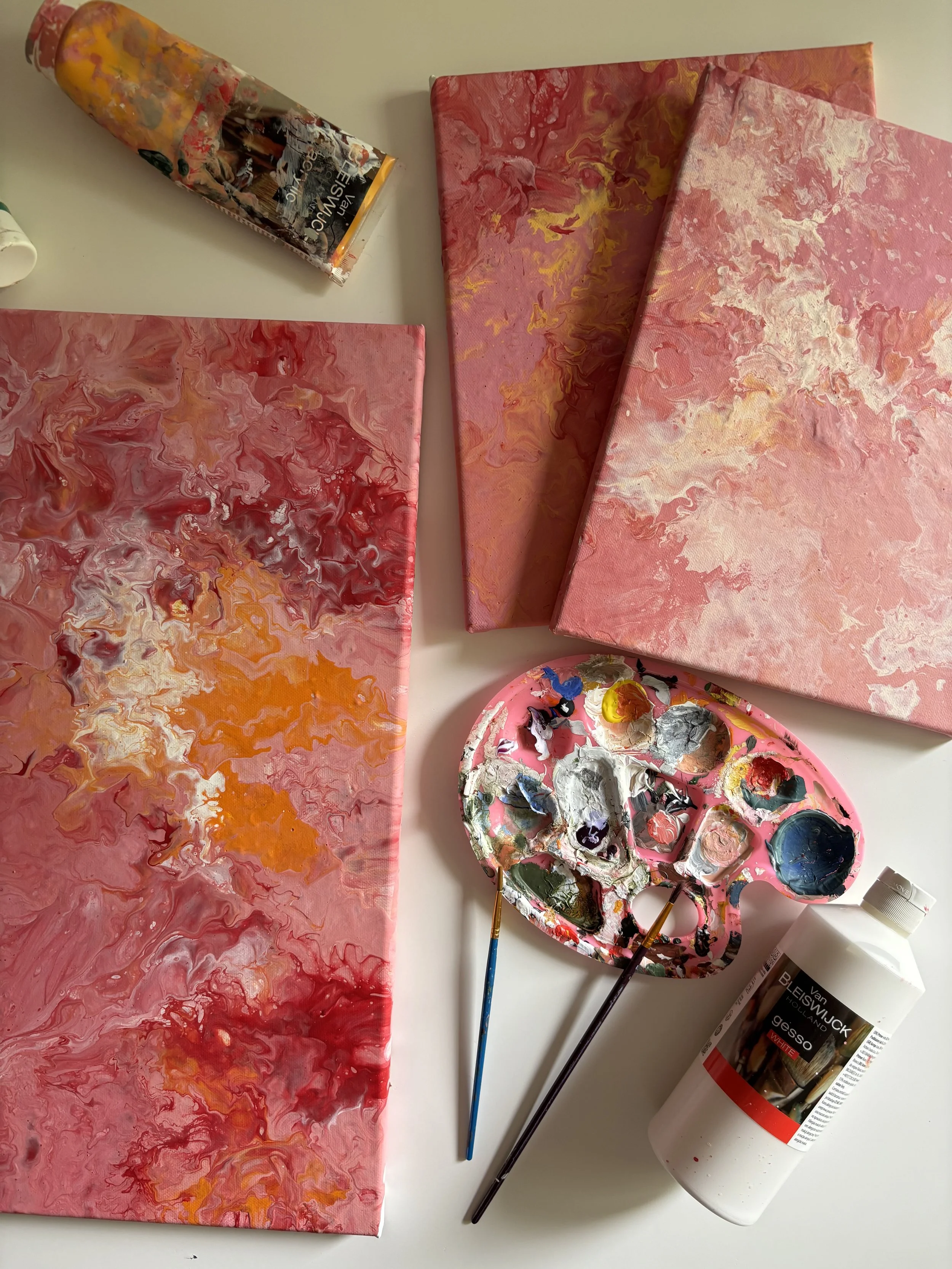 Zwei fertiggestellte abstrakte Acrylbilder in Pink-, Rot- und Orangetönen auf Leinwand.