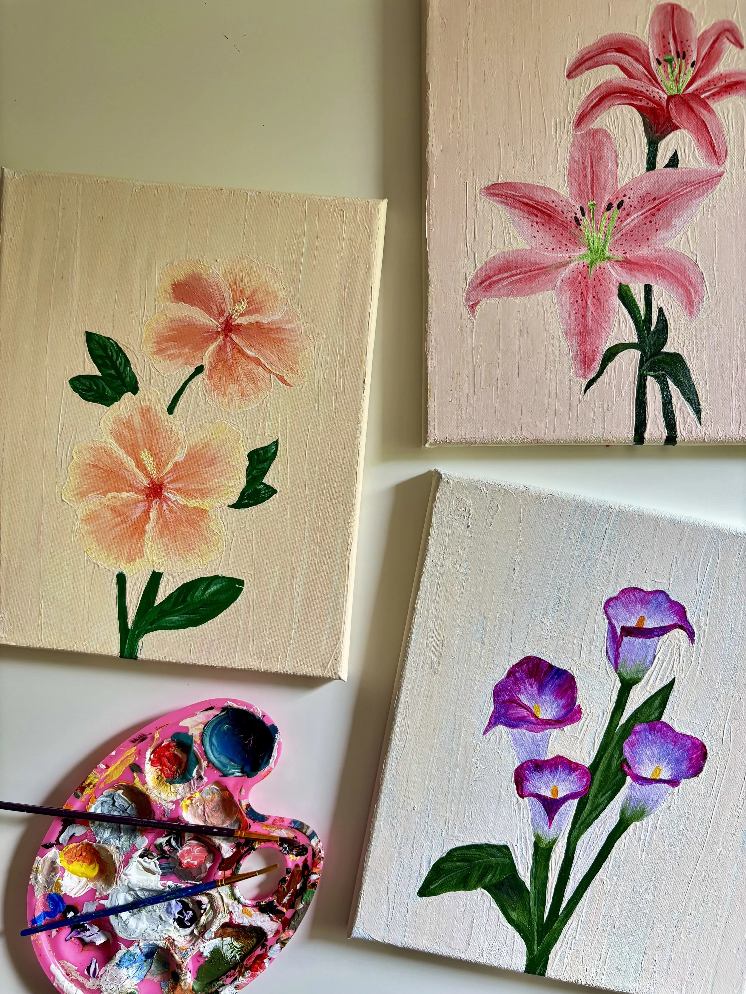3 gemalte Kunstwerke mit Blumen.