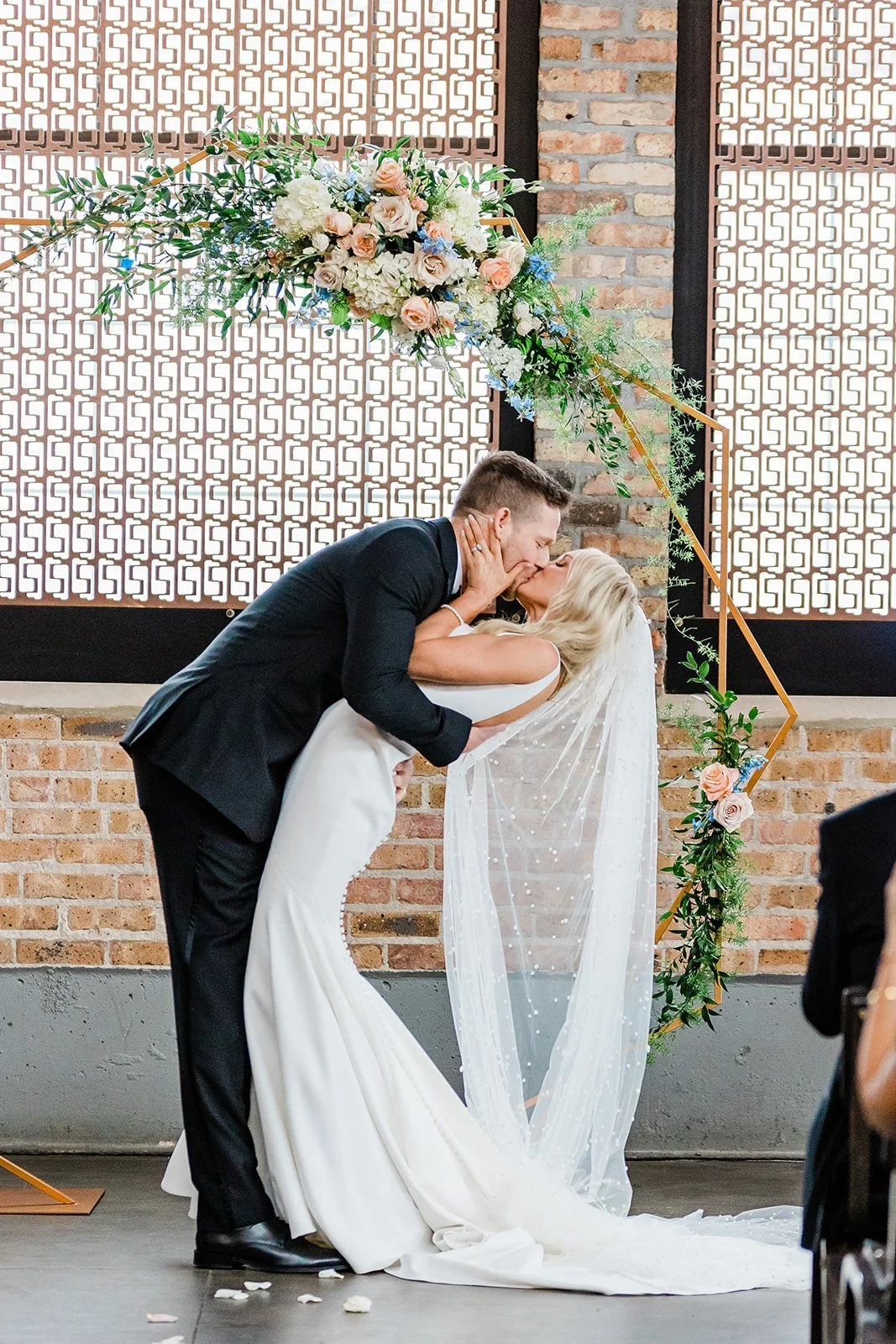 Classic-Chicago-Cith-Hall-Union-Station-Lankheet-Spring-Wedding-977.jpg