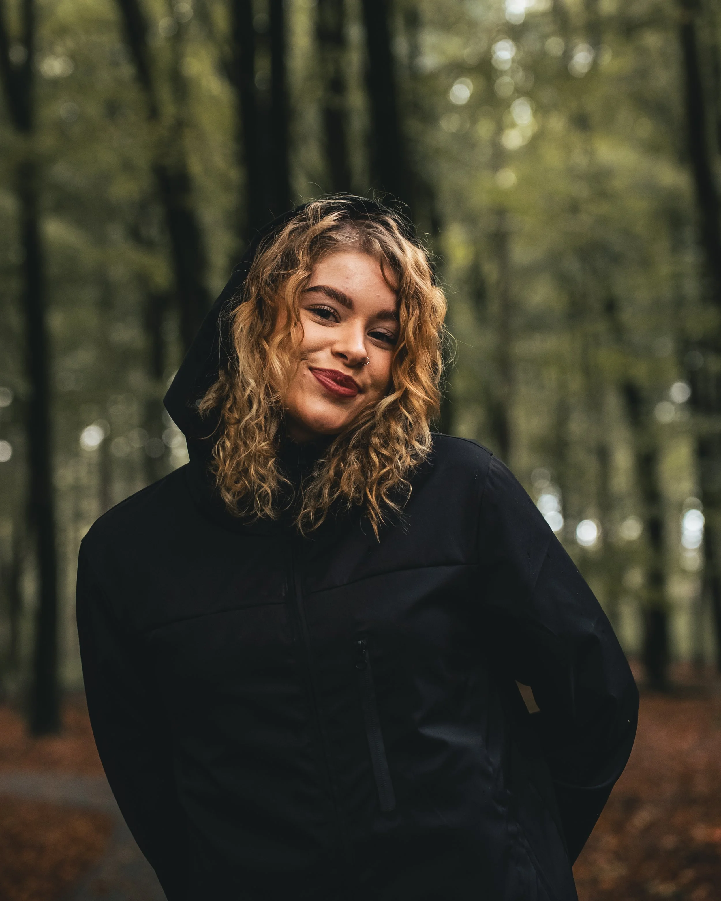 17-08-2026 - Carice Brouwer - Boswandeling Fotoshoot_-14.jpg