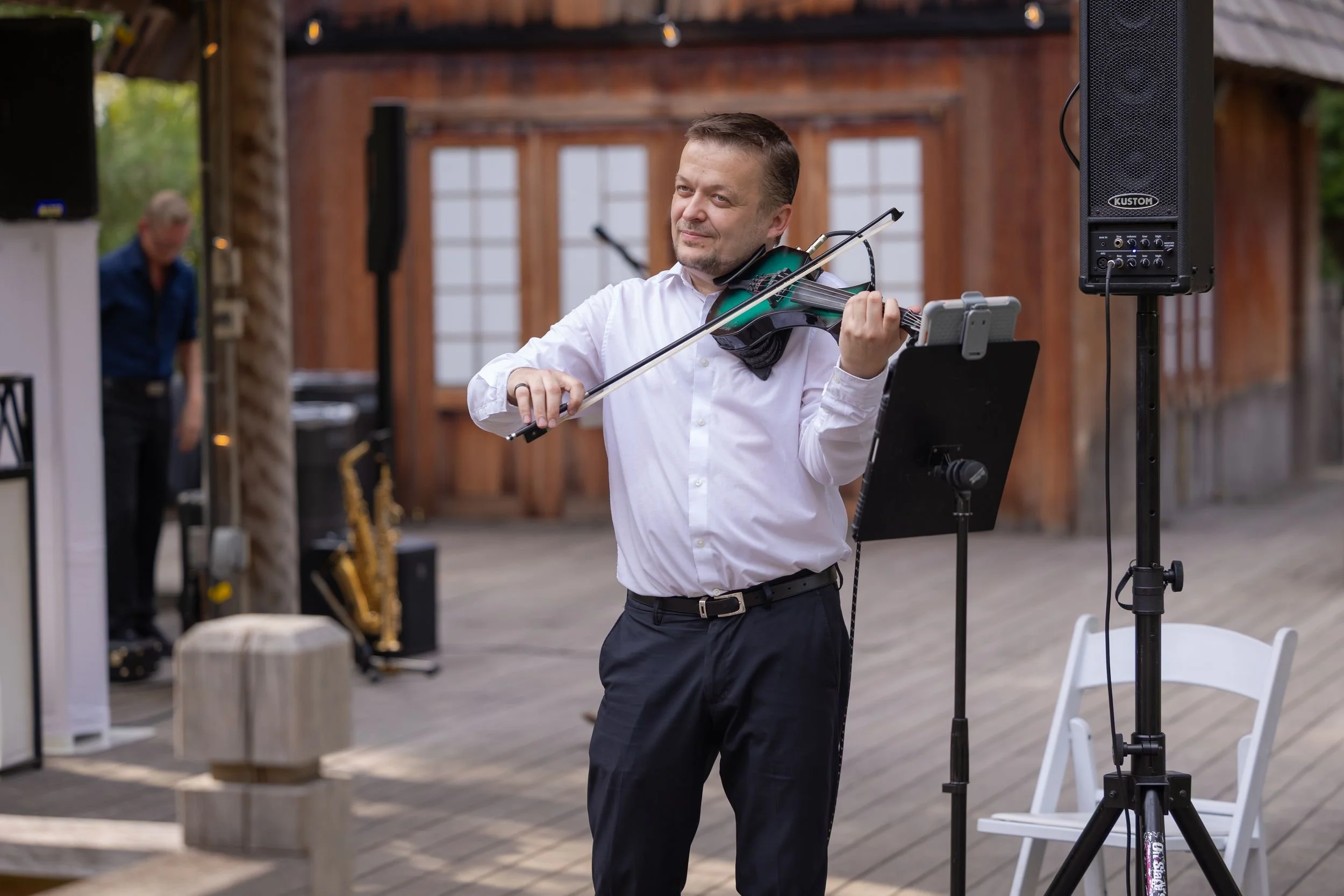 Violinist playing live music at Lydia and Ryan's Fort Worth wedding