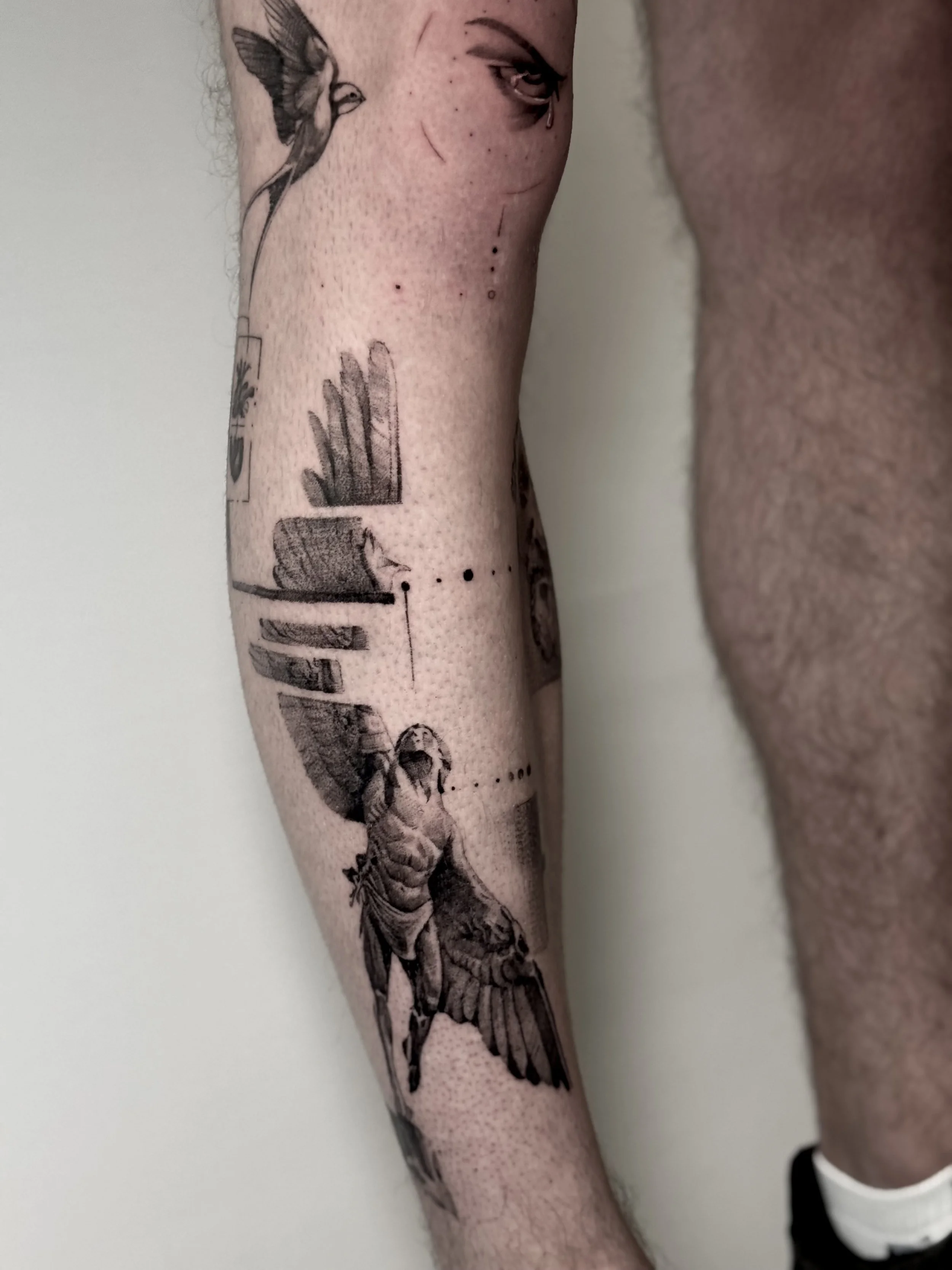 Looking for an American traditional tattoo in Paris? Discover classic imagery, bold outlines and custom designs at NEXT.