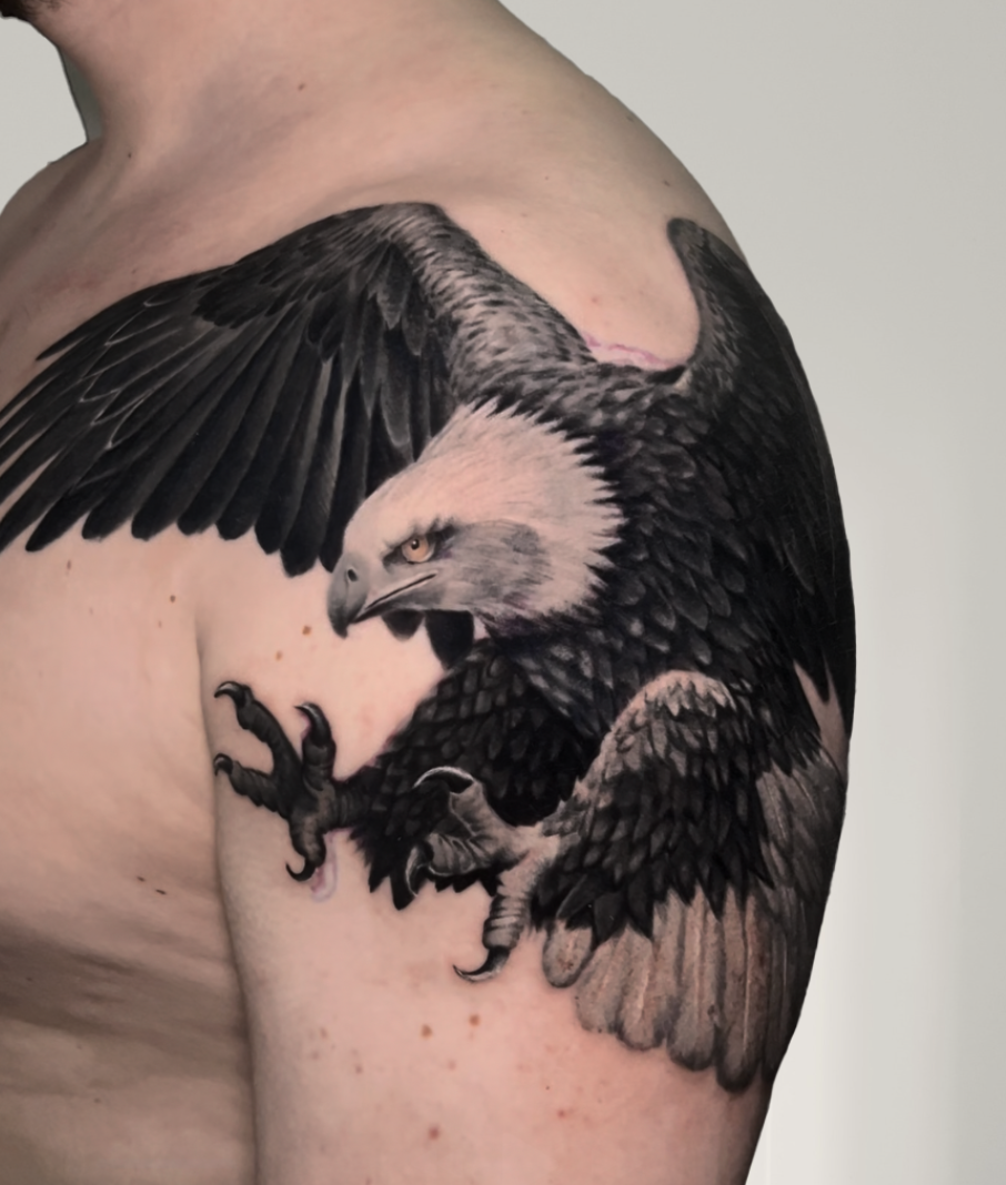 Find your tattoo style at NEXT in Paris. Discover graphic art, fine line, micro-realism, color realism, Japanese designs and custom cover-up projects.