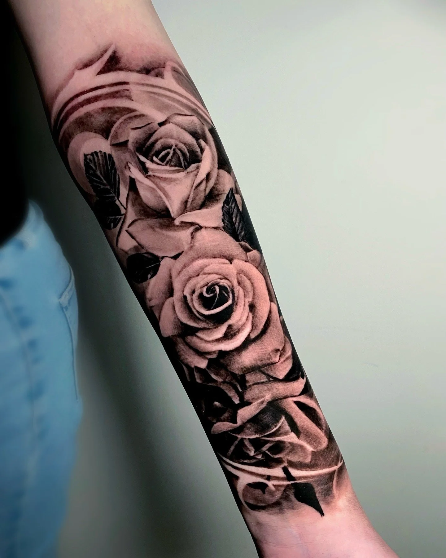 Discover American traditional tattoos at NEXT in Paris. Explore bold lines, classic motifs and custom old school designs.