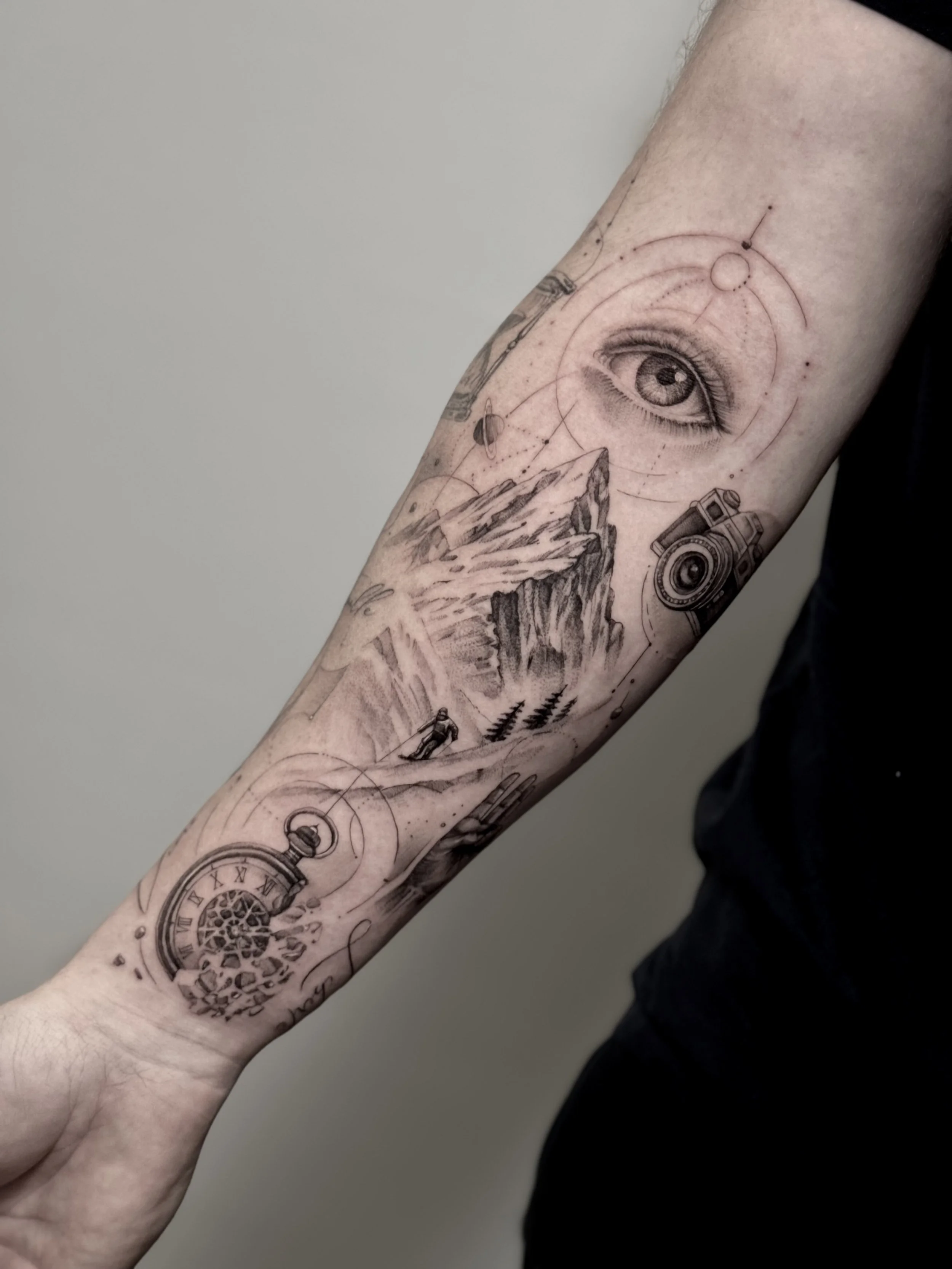 Discover micro-realism tattoos at NEXT in Paris. Explore miniature portraits, animals and detailed imagery, and discuss the right scale for your custom project.