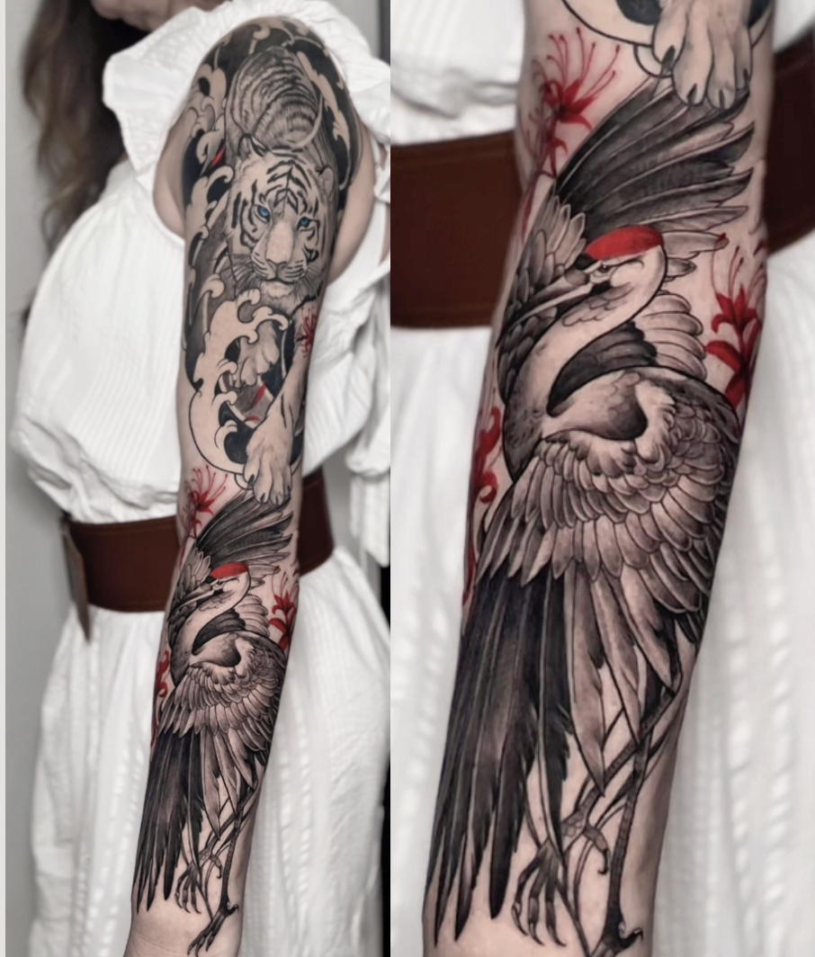 Discover tattoos at NEXT in Paris: fine line, micro-realism, floral, graphic, realism, color realism, American traditional, ornamental, mandala, Japanese and cover-up.