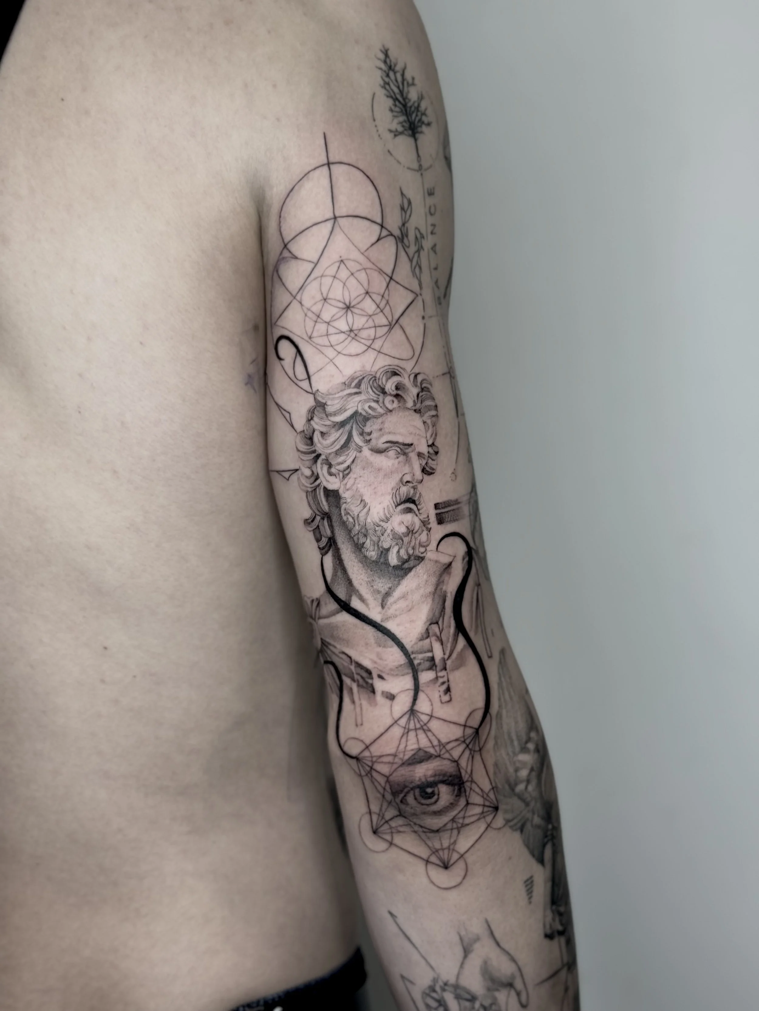 Discover the detail of micro-realism tattoos at NEXT in Paris. Explore miniature imagery, subtle shading and custom compositions made for your body.