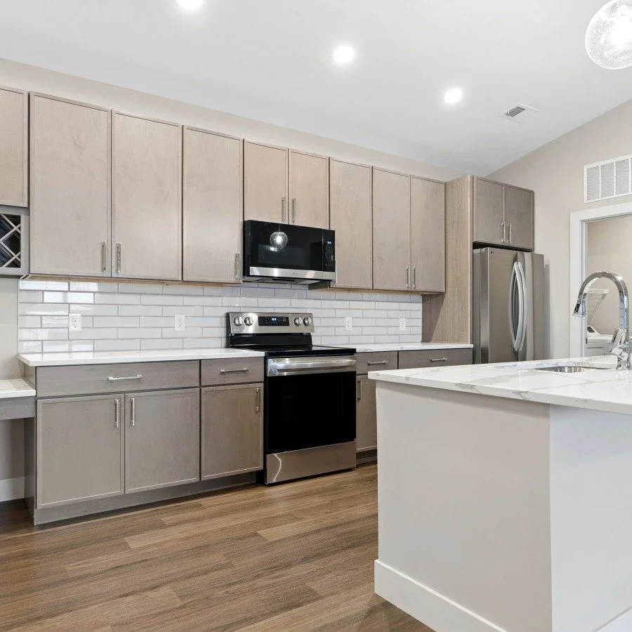 The details are the difference.

At Union 48, your brand-new apartment will pair quartz countertops and stainless steel appliances with keyless entry, 1GB fiber internet, an in-home washer and dryer, and a private balcony or patio.

One and two-bedro