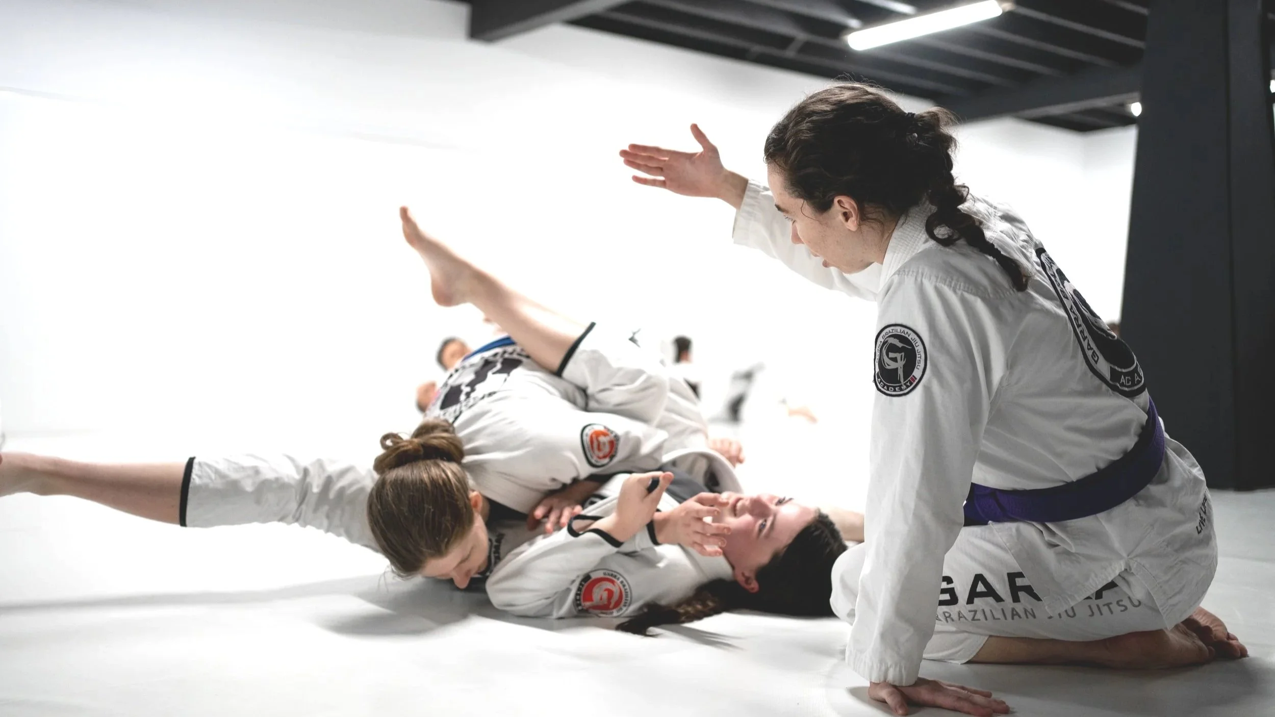 having a female coach who understands the specific questions, hesitations, and experiences that come with it can make all the difference. It's a space where women can ask anything, train at their own pace