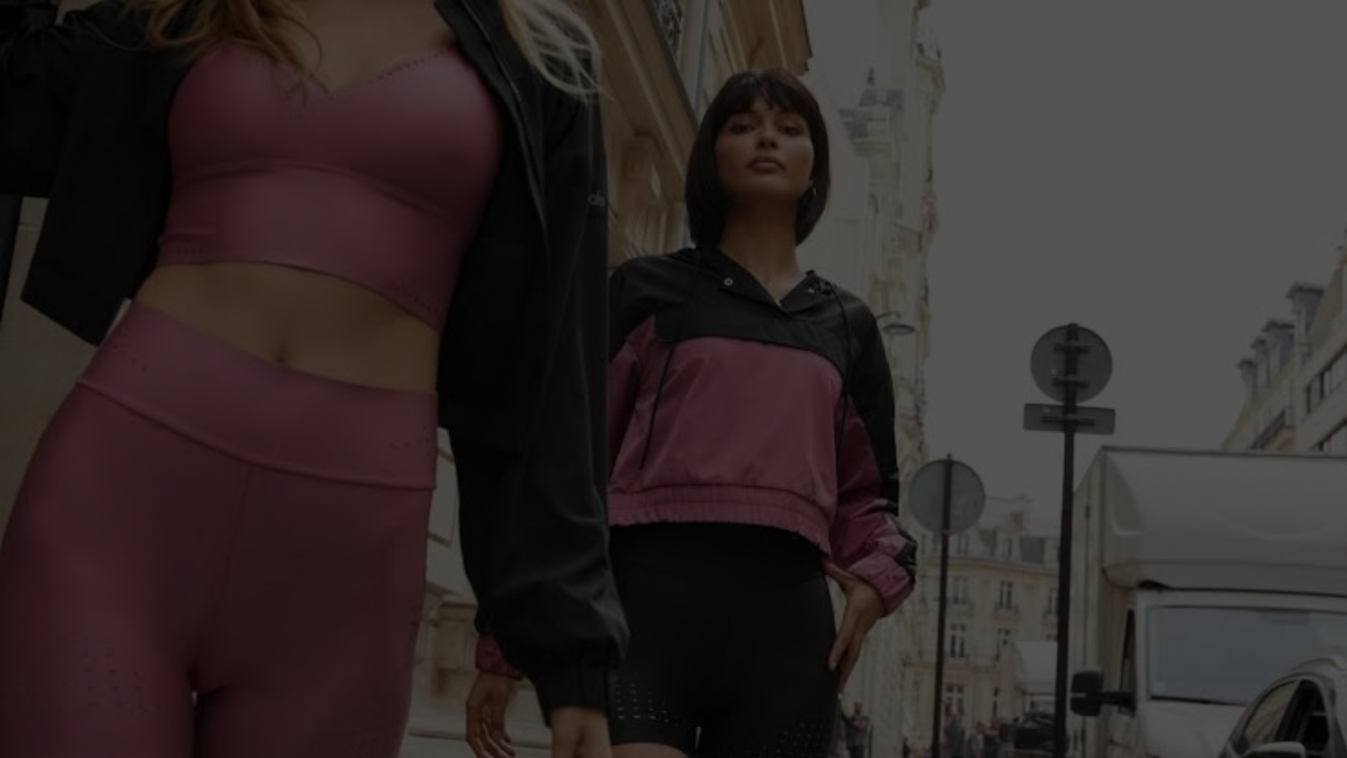 Your original Alo street-fashion photograph featuring pink activewear