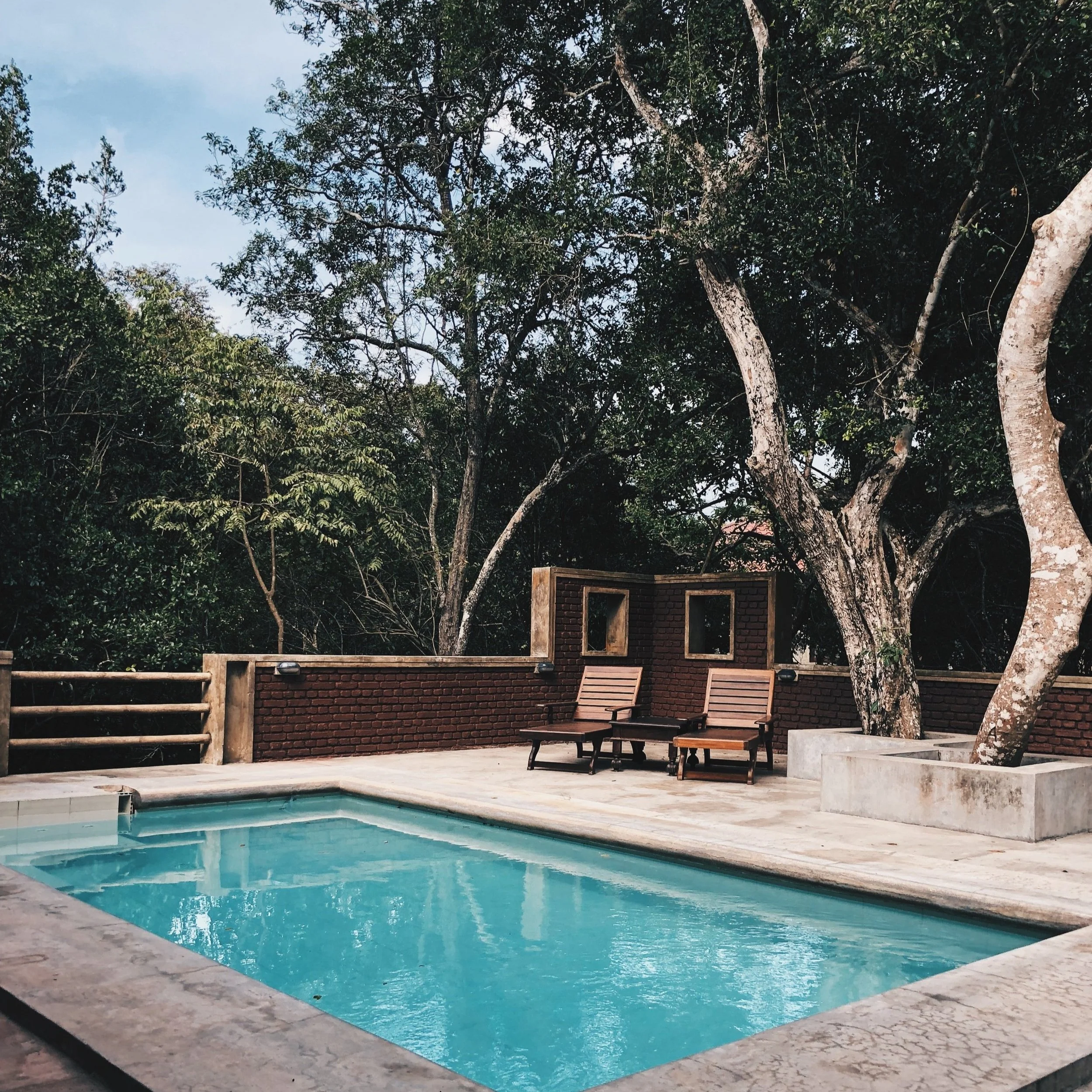 Why Weekly Pool Cleaning is the Superior Option in Summer