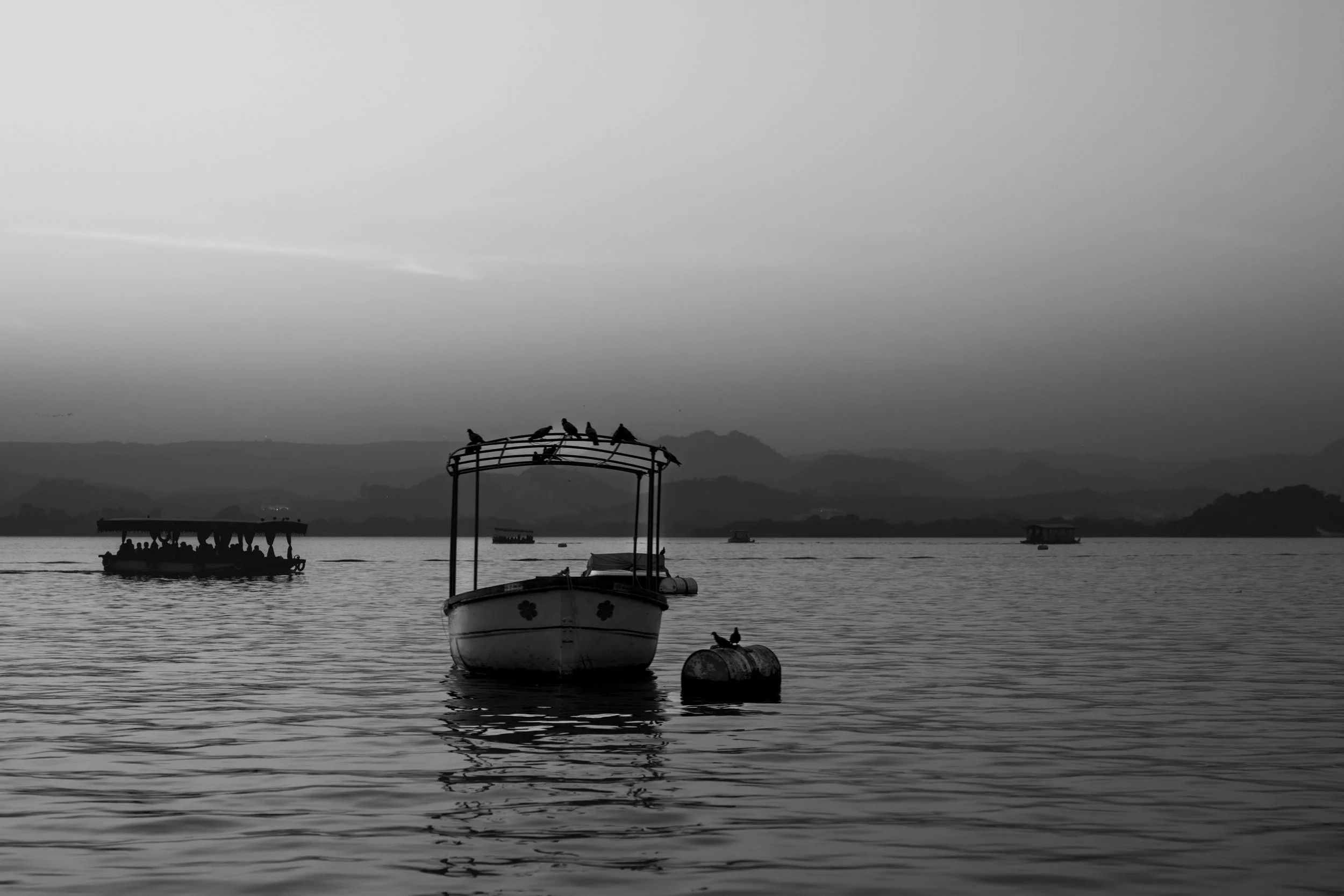 06_udaipur_boat_at_dusk.jpg