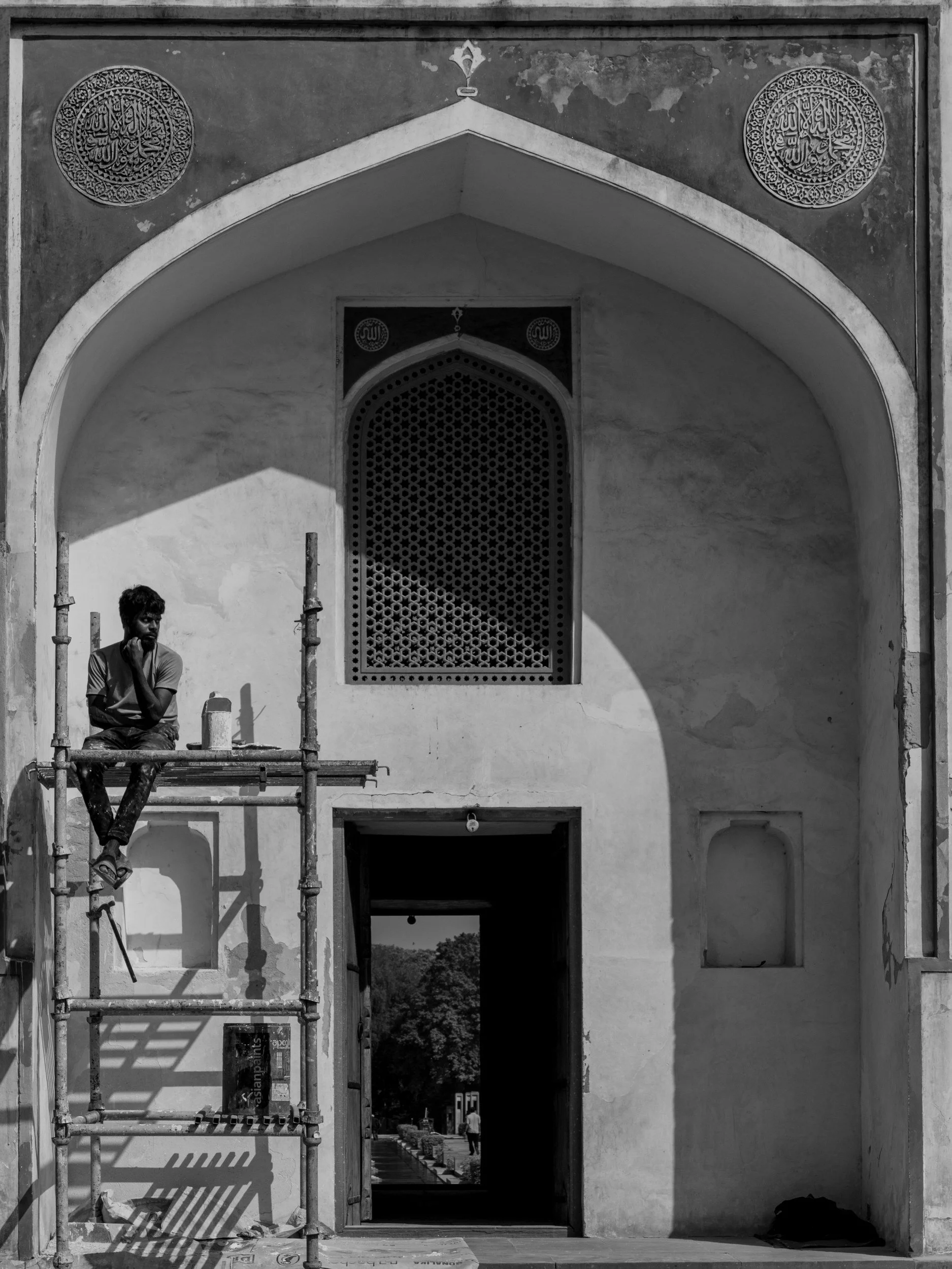 12_worker_in_the_arch.jpg