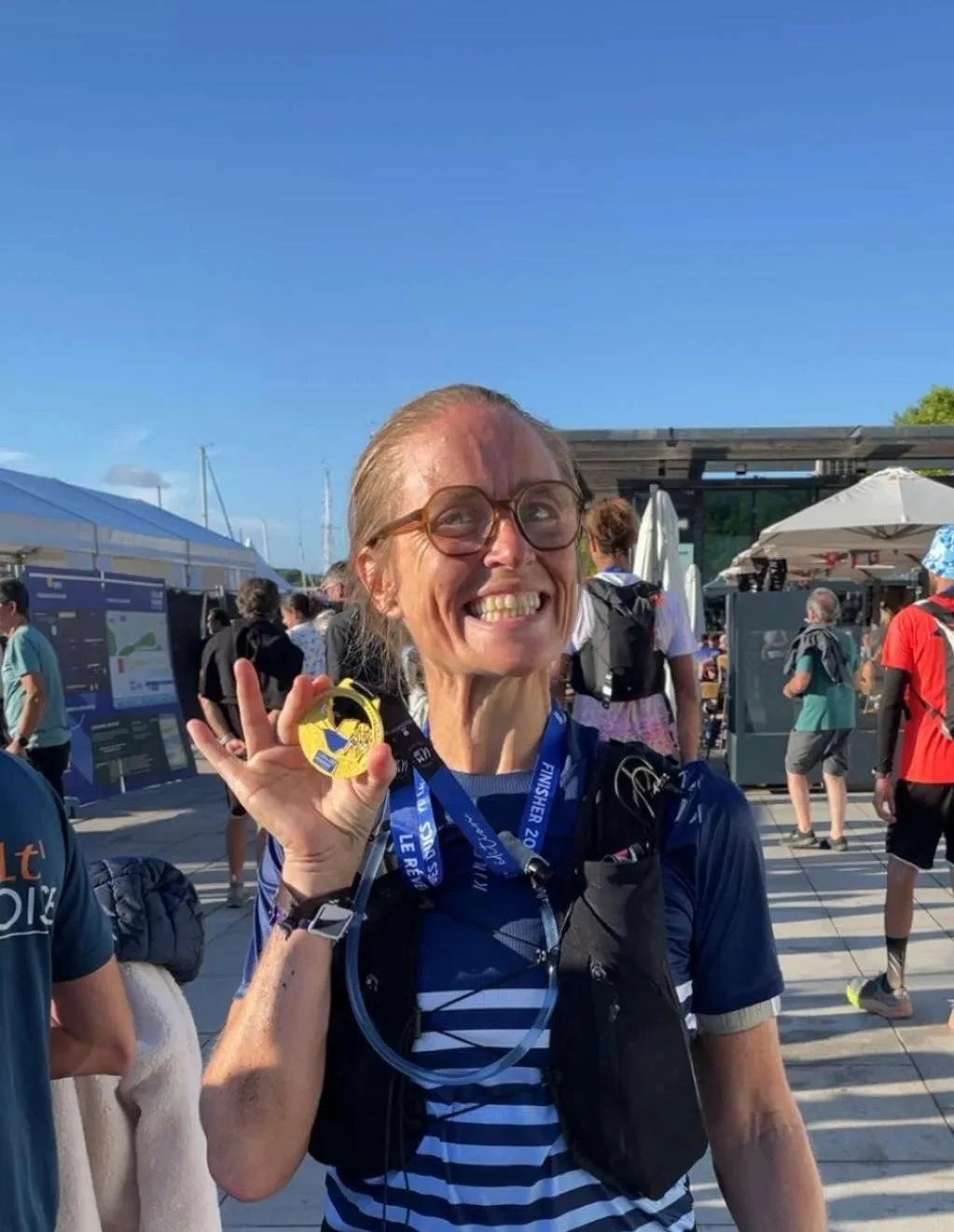 Charlène, athlète LASTRIVE, avec sa médaille de l’Ultra Marin