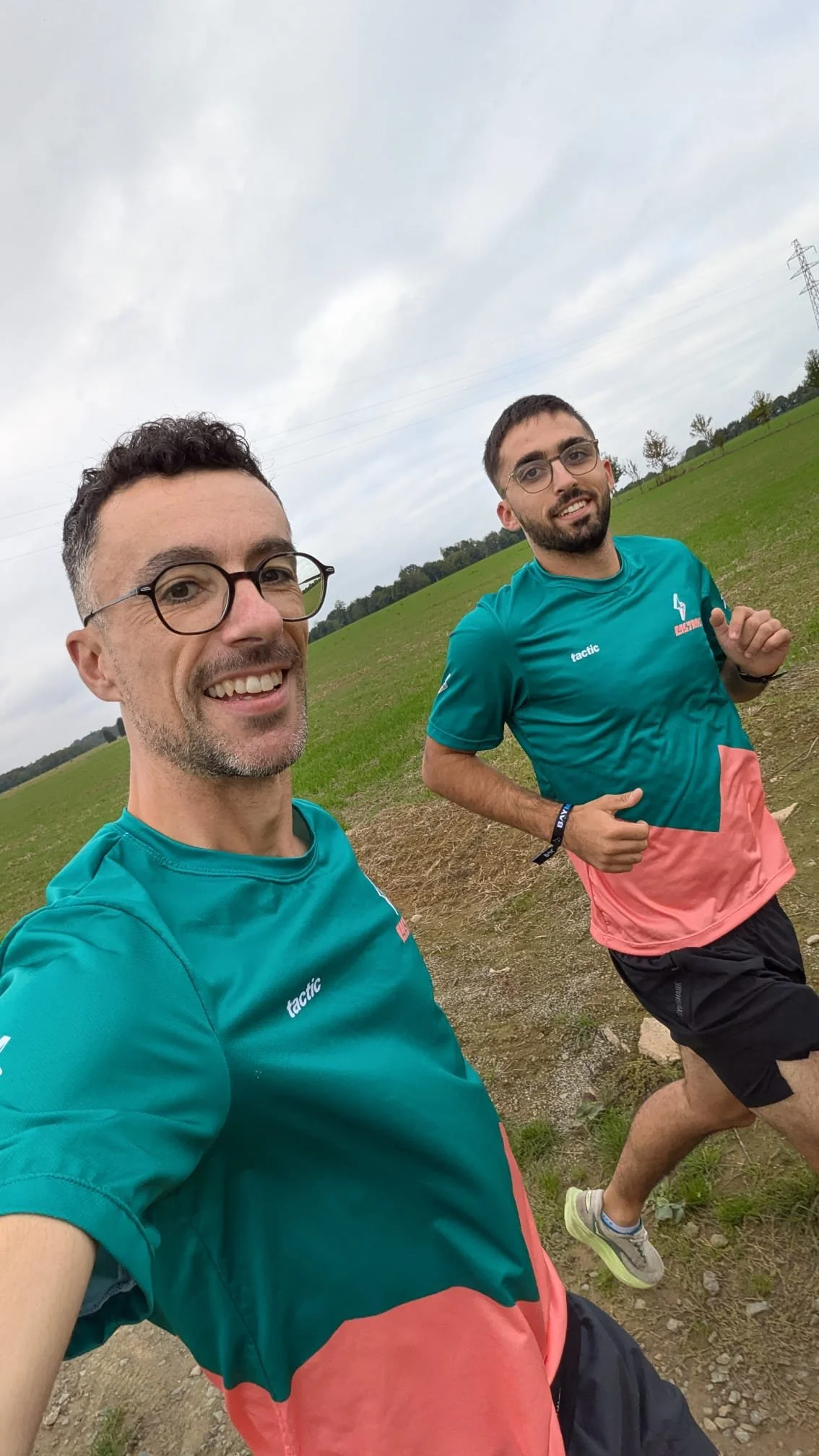 Damien Lamarre courant aux côtés d'un athlète LASTRIVE, en maillot running LASTRIVE