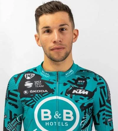 Thibault Ferasse, ancien coureur professionnel, en maillot B&B Hotels