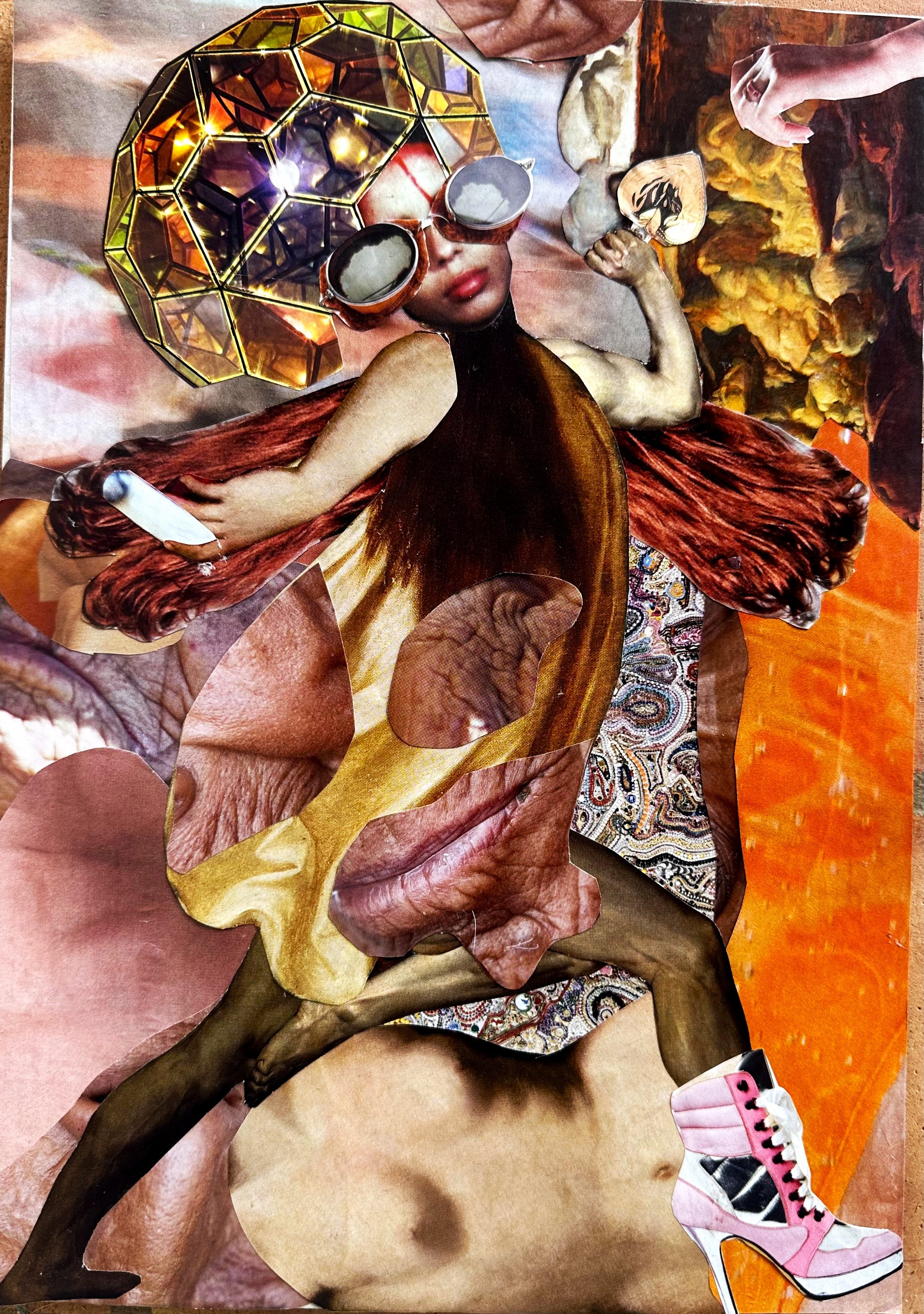 Collage artistique représentant une femme portant des lunettes de soleil, tenant des branches d'arbre, entourée de textures et images variées dont un sol orange et un motif à motifs. Chaussure de sport rose et noir en premier plan.
