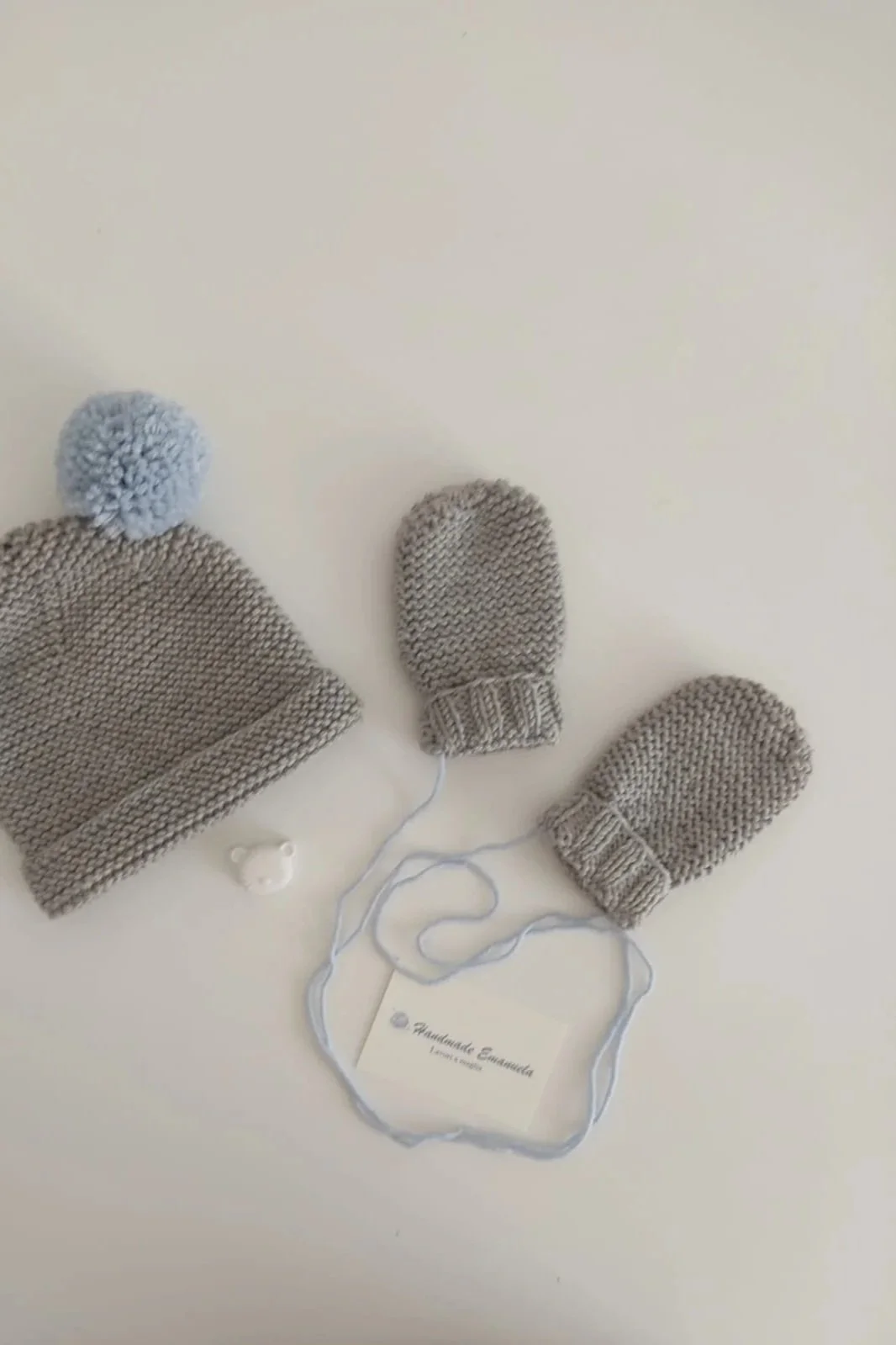 moffole-cappellino-neonato-lana-merino-grigio-azzurro-handmade-emanuela.jpg