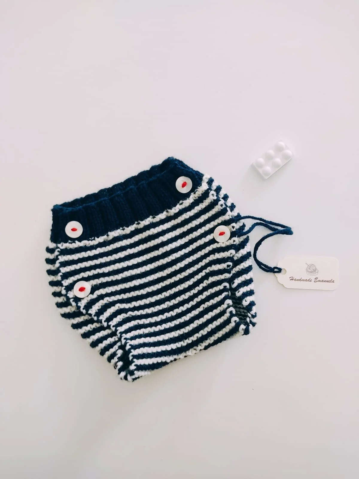 Culotte a maglia a righine blu e bianche con bottoni bianchi cuciti con filo rosso e cartoncino Handmade Emanuela.