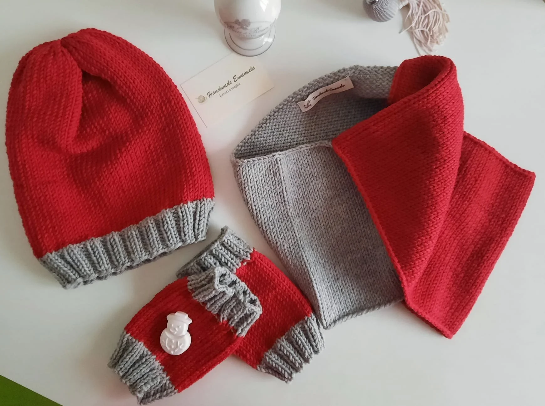 Set in maglia rossa e grigia con cappello, scaldacollo e guantini senza dita, con cartellino
