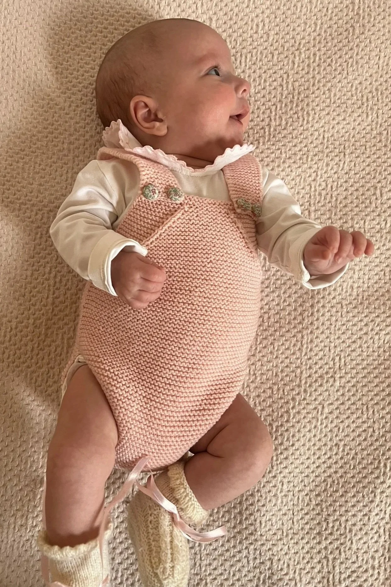 pagliaccetto-neonato-maglia-rosa-bottoni-fiori-indossato.jpg