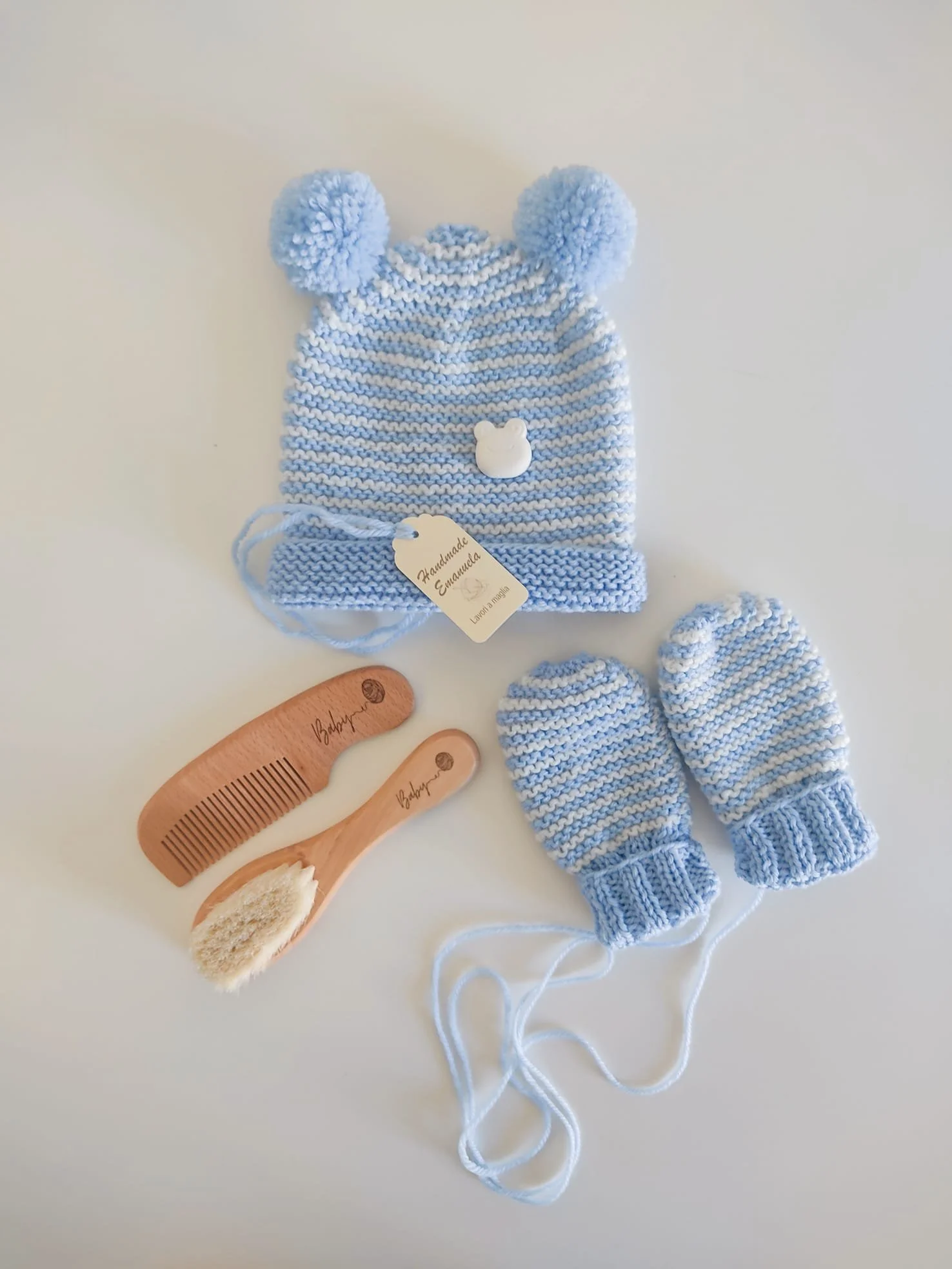 Moffole e cappellino in maglia azzurra a righine bianche con due pompon azzurri, con cartellino